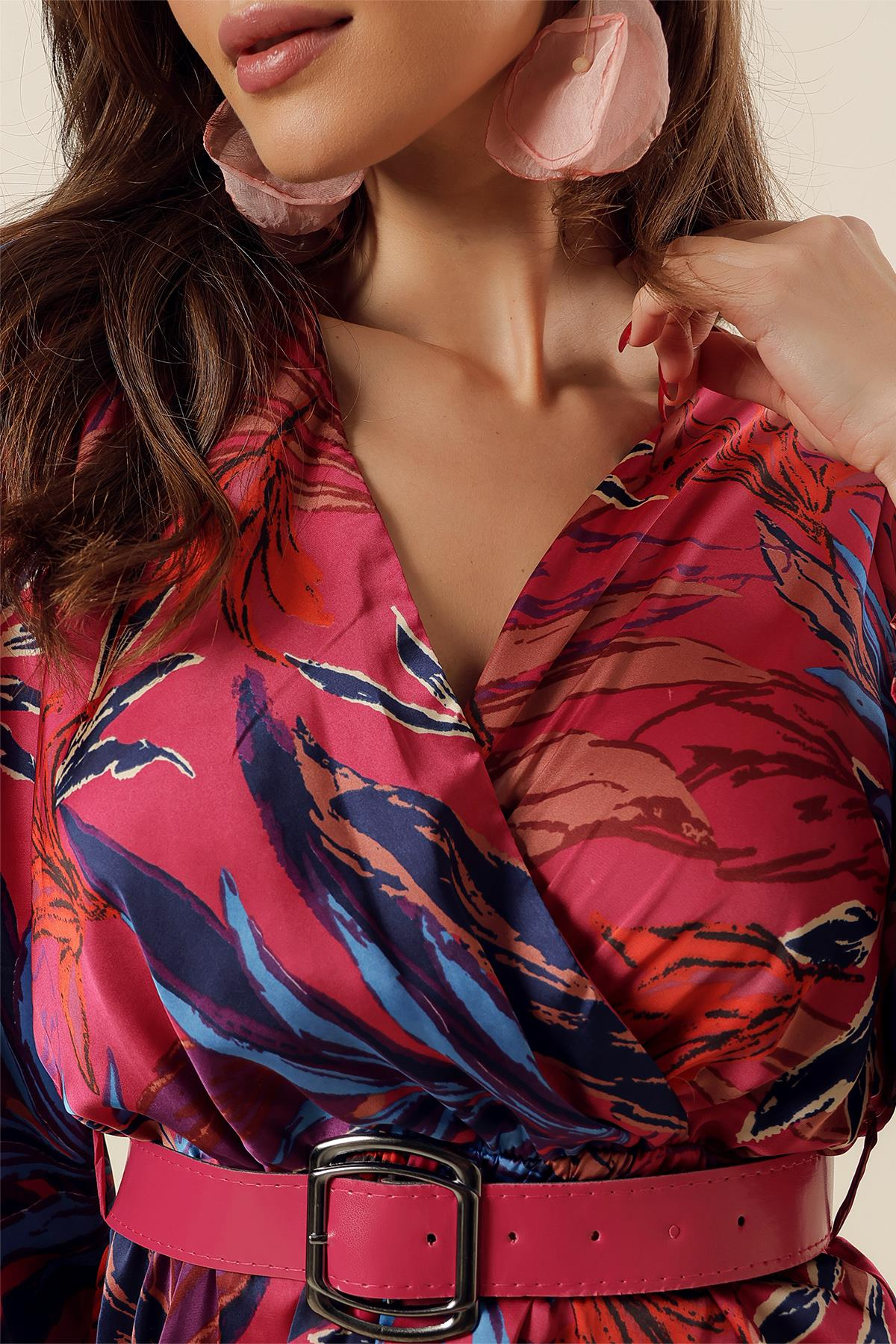 S-23K1520033Kruvaze Yaka Yaprak Desenli Beli Kemerli Astarlı Saten Elbise