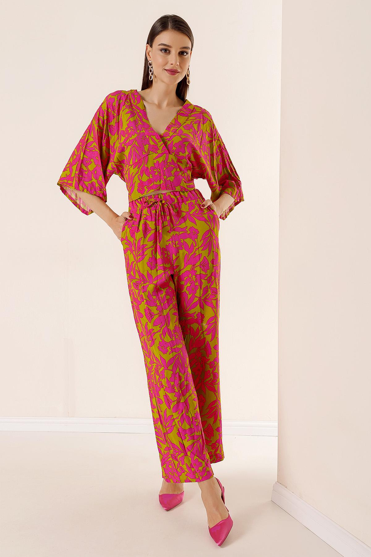 S-23K1520057Ön Arka V Yaka Yarasa Kol Bluz Beli Lastikli Cepli Palazzo Pantolon Çiçek Desenli 2'li Takım