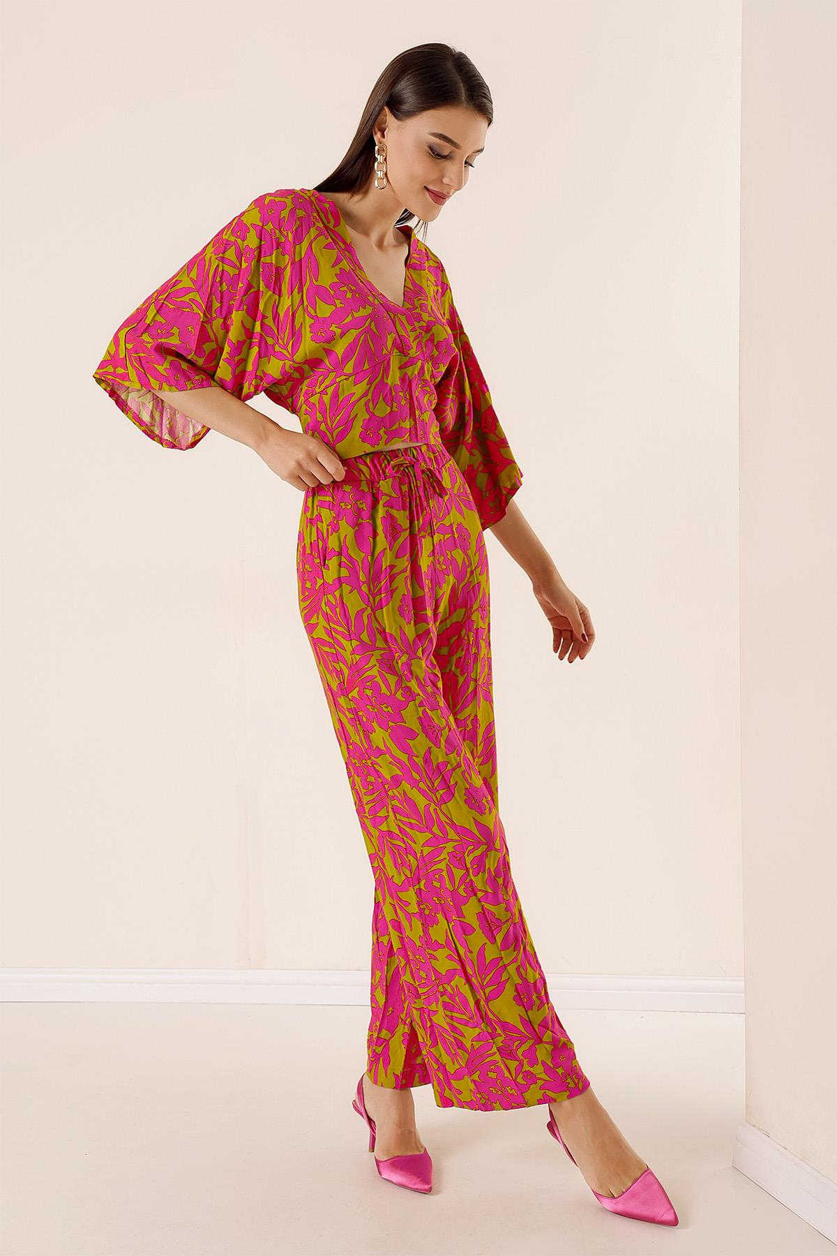 S-23K1520057Ön Arka V Yaka Yarasa Kol Bluz Beli Lastikli Cepli Palazzo Pantolon Çiçek Desenli 2'li Takım