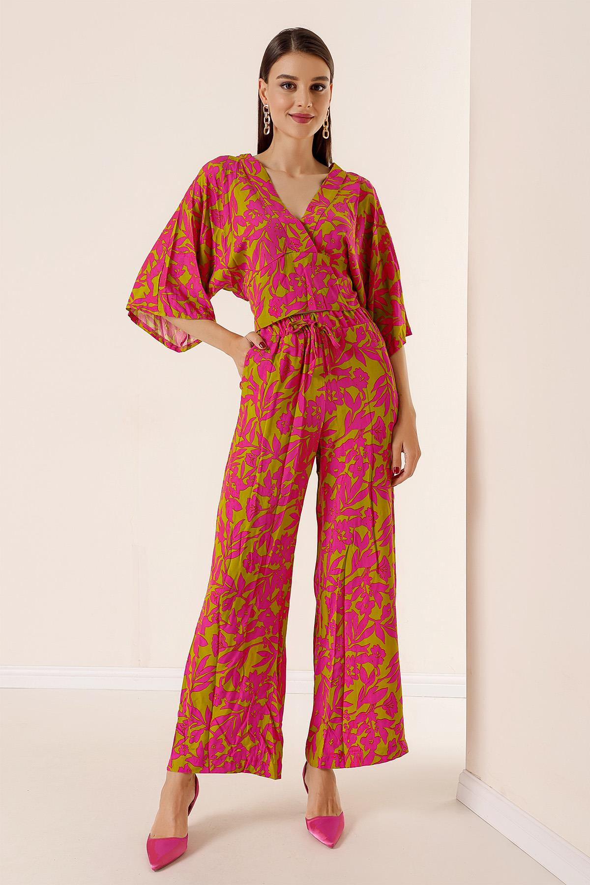 S-23K1520057Ön Arka V Yaka Yarasa Kol Bluz Beli Lastikli Cepli Palazzo Pantolon Çiçek Desenli 2'li Takım