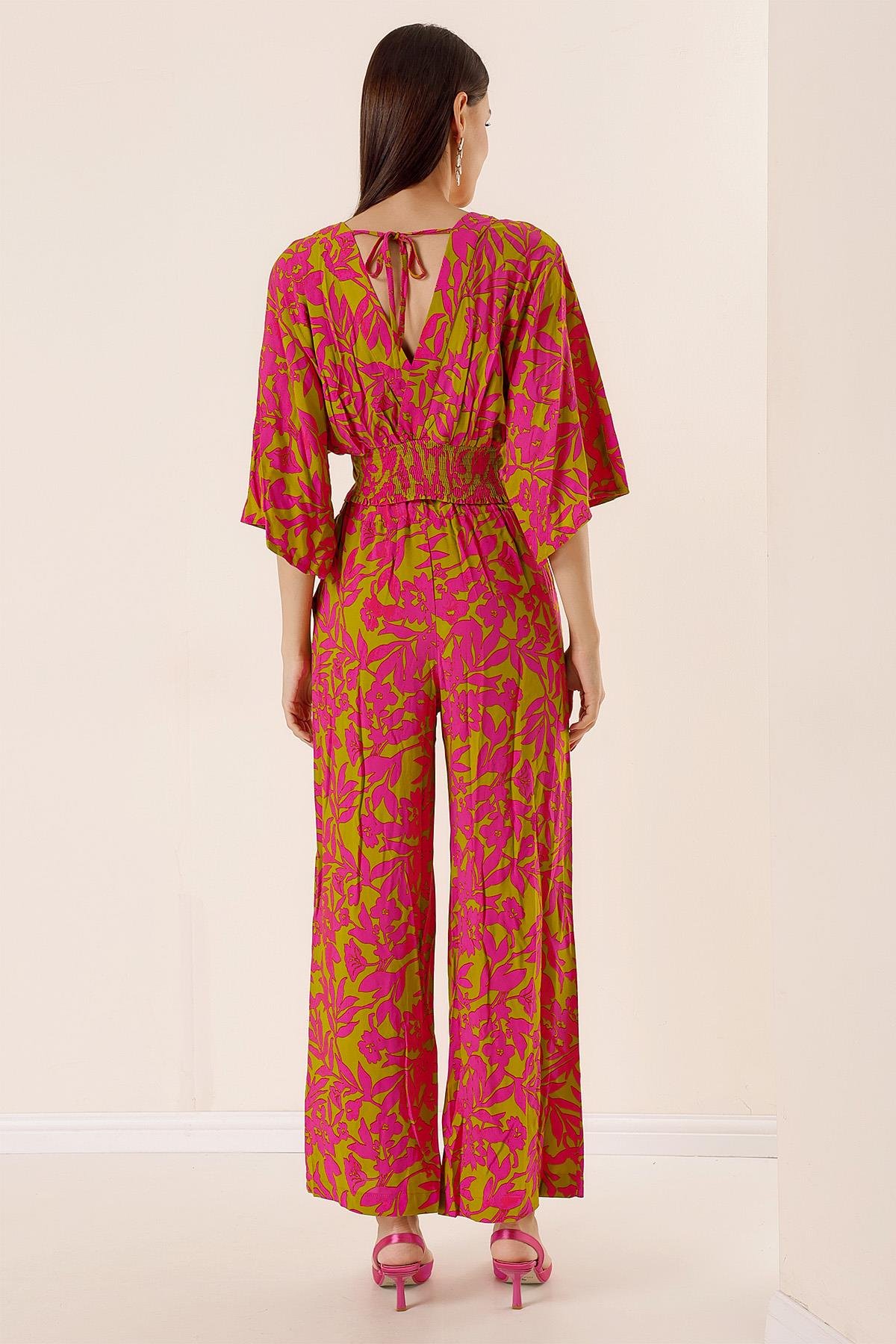 S-23K1520057Ön Arka V Yaka Yarasa Kol Bluz Beli Lastikli Cepli Palazzo Pantolon Çiçek Desenli 2'li Takım