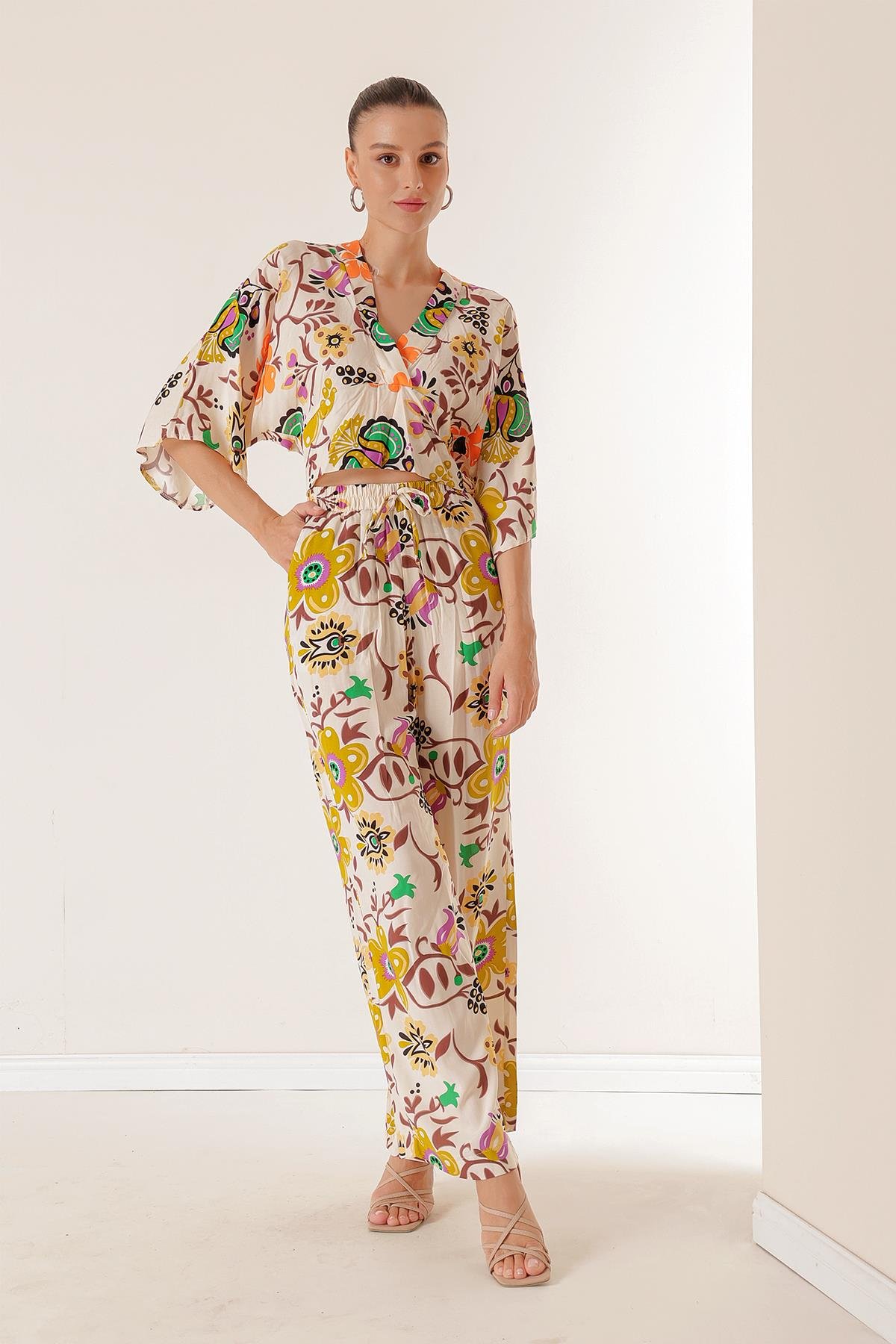 S-23K1520068Palazzo Pants Elastic Waist Pocketed Front Back V-Neck Crop Floral Two-Piece Set