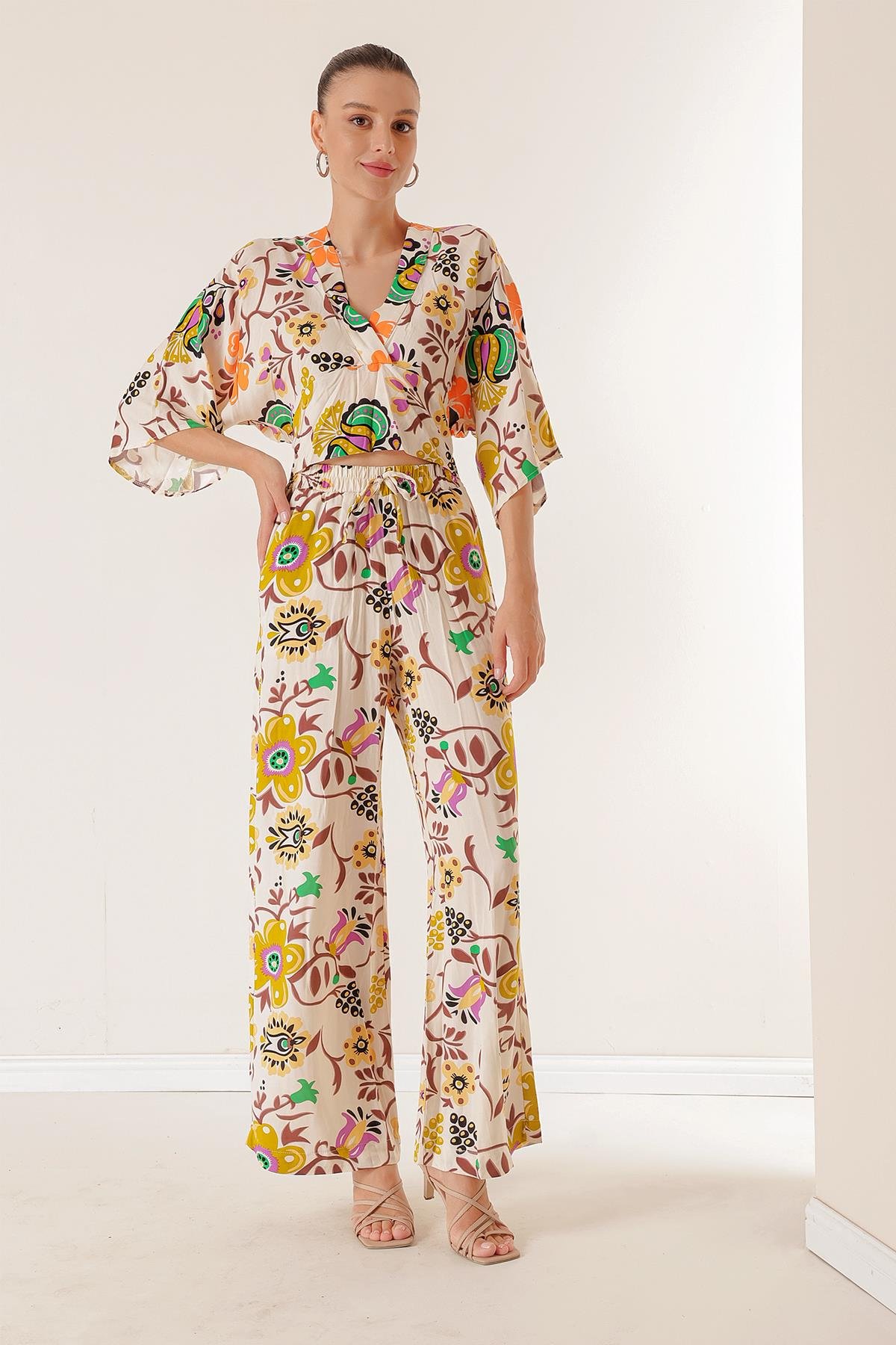 S-23K1520068Palazzo Pants Elastic Waist Pocketed Front Back V-Neck Crop Floral Two-Piece Set
