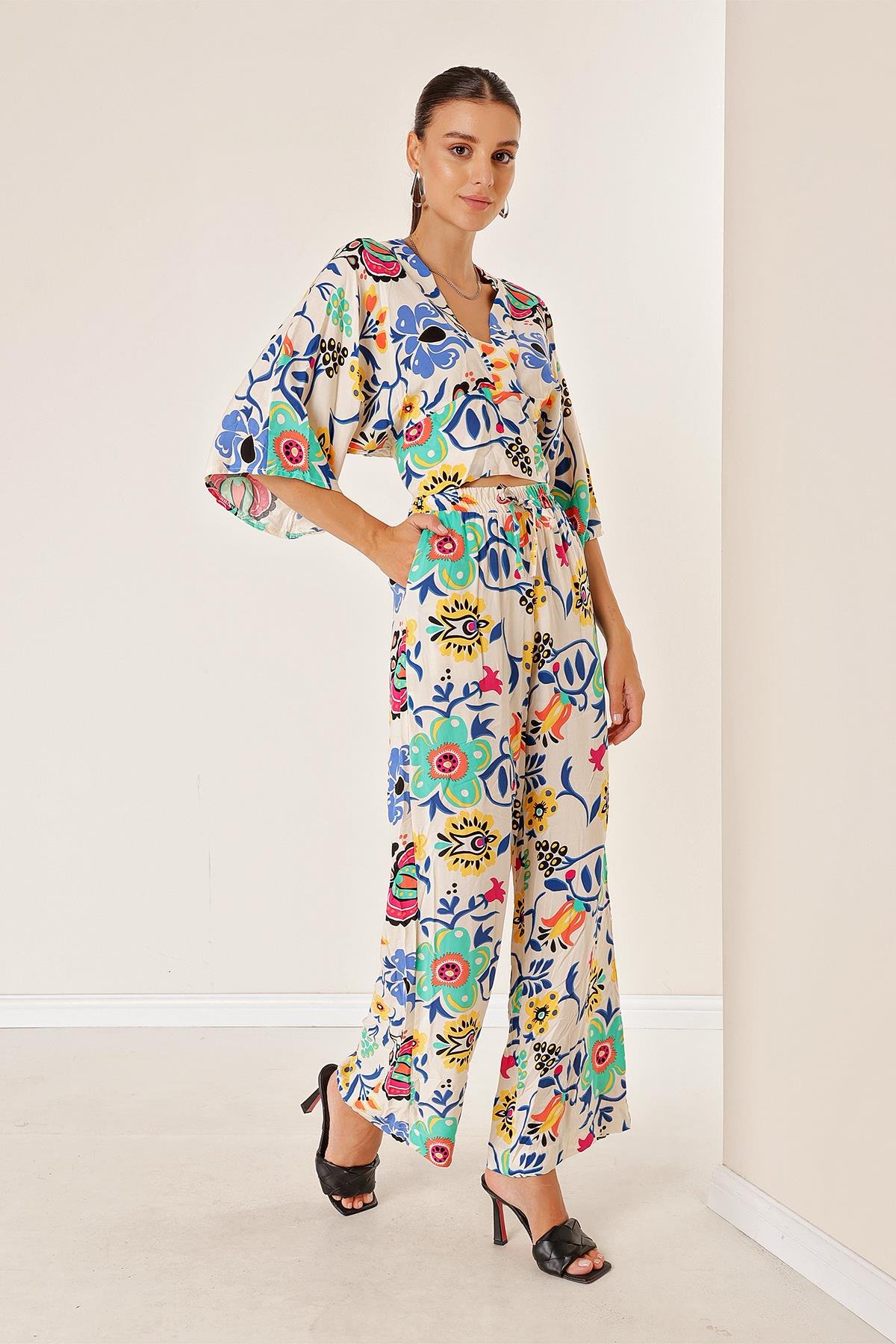 S-23K1520068Palazzo Pants Elastic Waist Pocketed Front Back V-Neck Crop Floral Two-Piece Set