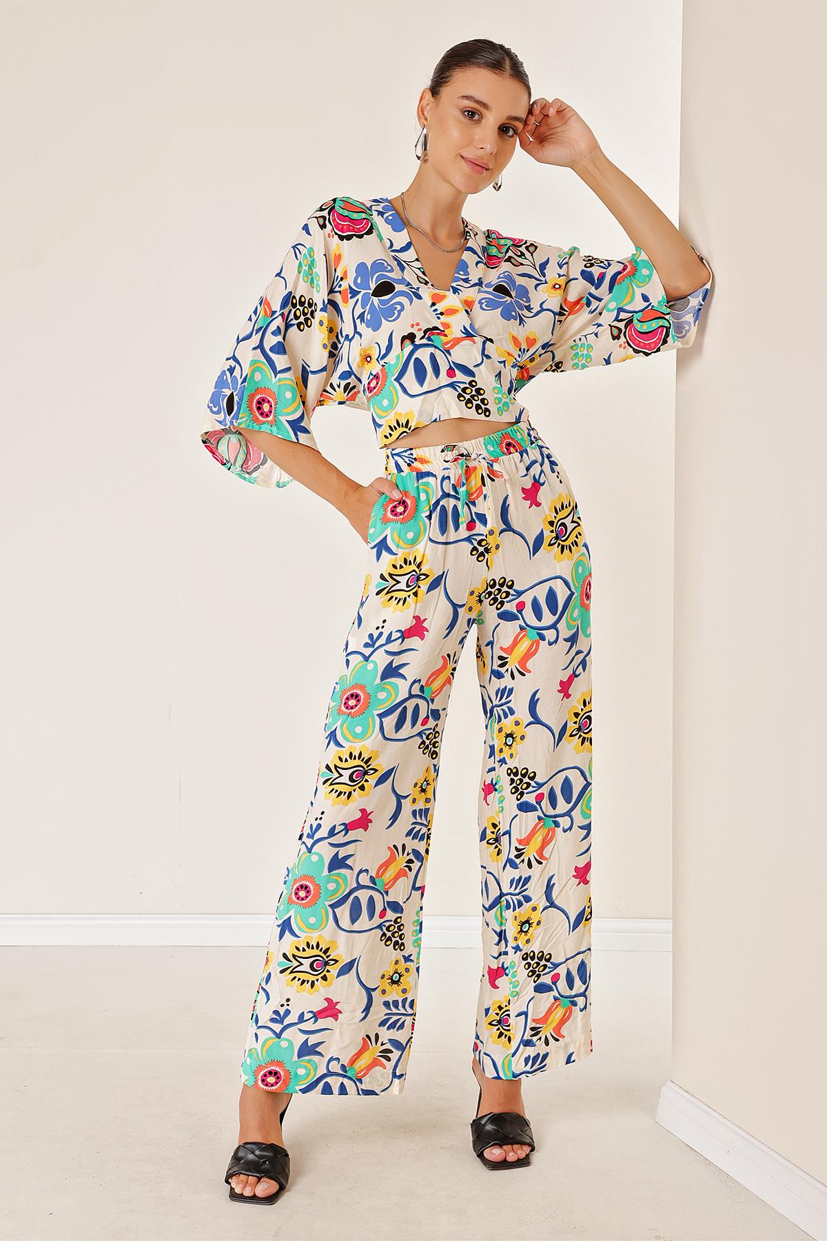 S-23K1520068Palazzo Pants Elastic Waist Pocketed Front Back V-Neck Crop Floral Two-Piece Set
