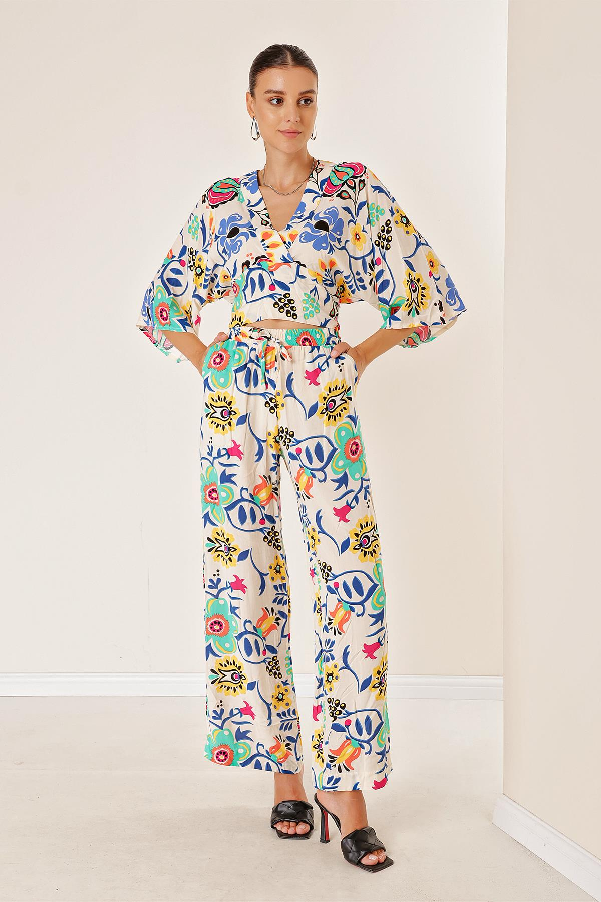 S-23K1520068Palazzo Pants Elastic Waist Pocketed Front Back V-Neck Crop Floral Two-Piece Set