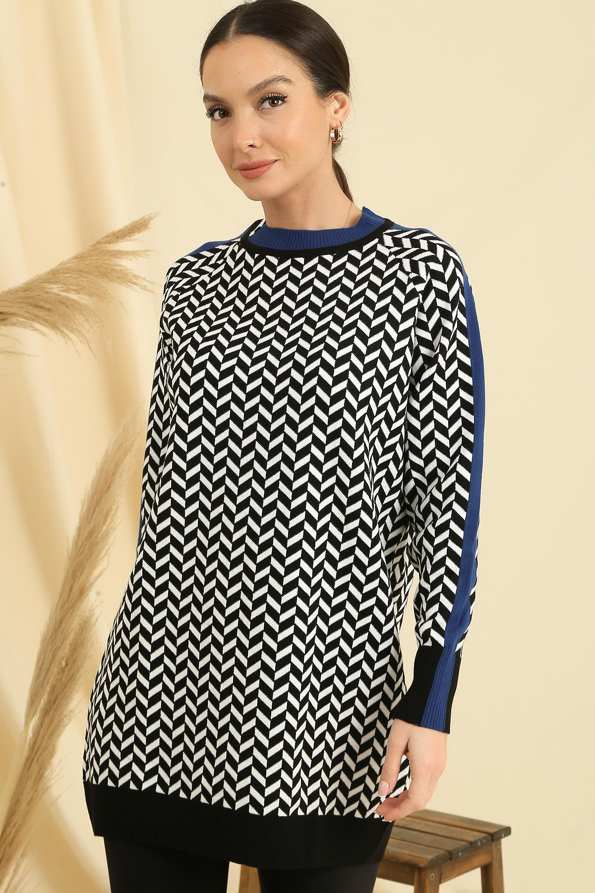 S-23K1800040Zikzak Desen Yaka Ve Kol Uçları Şeritli Rahat Kalıp Triko Tunik