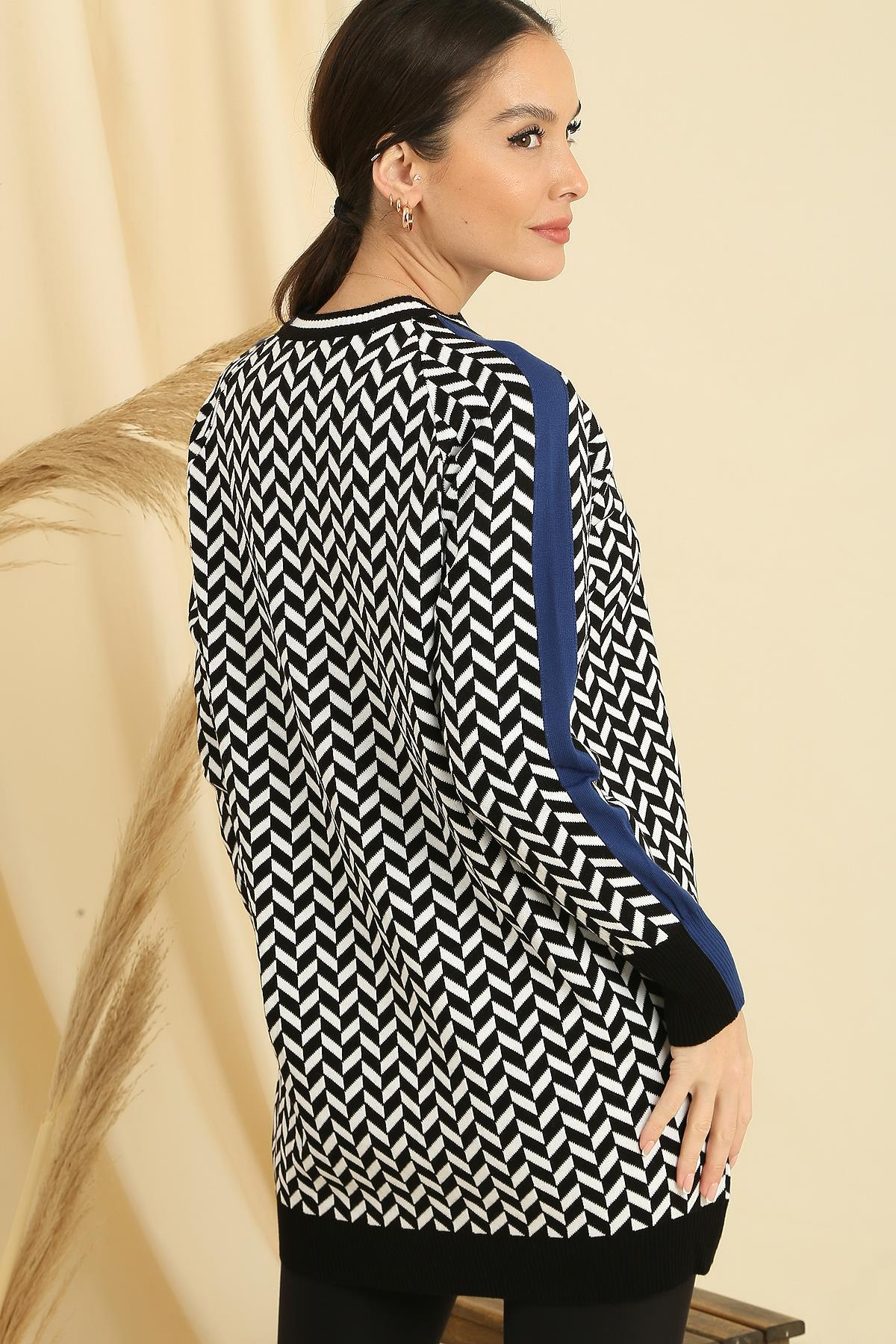 S-23K1800040Zikzak Desen Yaka Ve Kol Uçları Şeritli Rahat Kalıp Triko Tunik