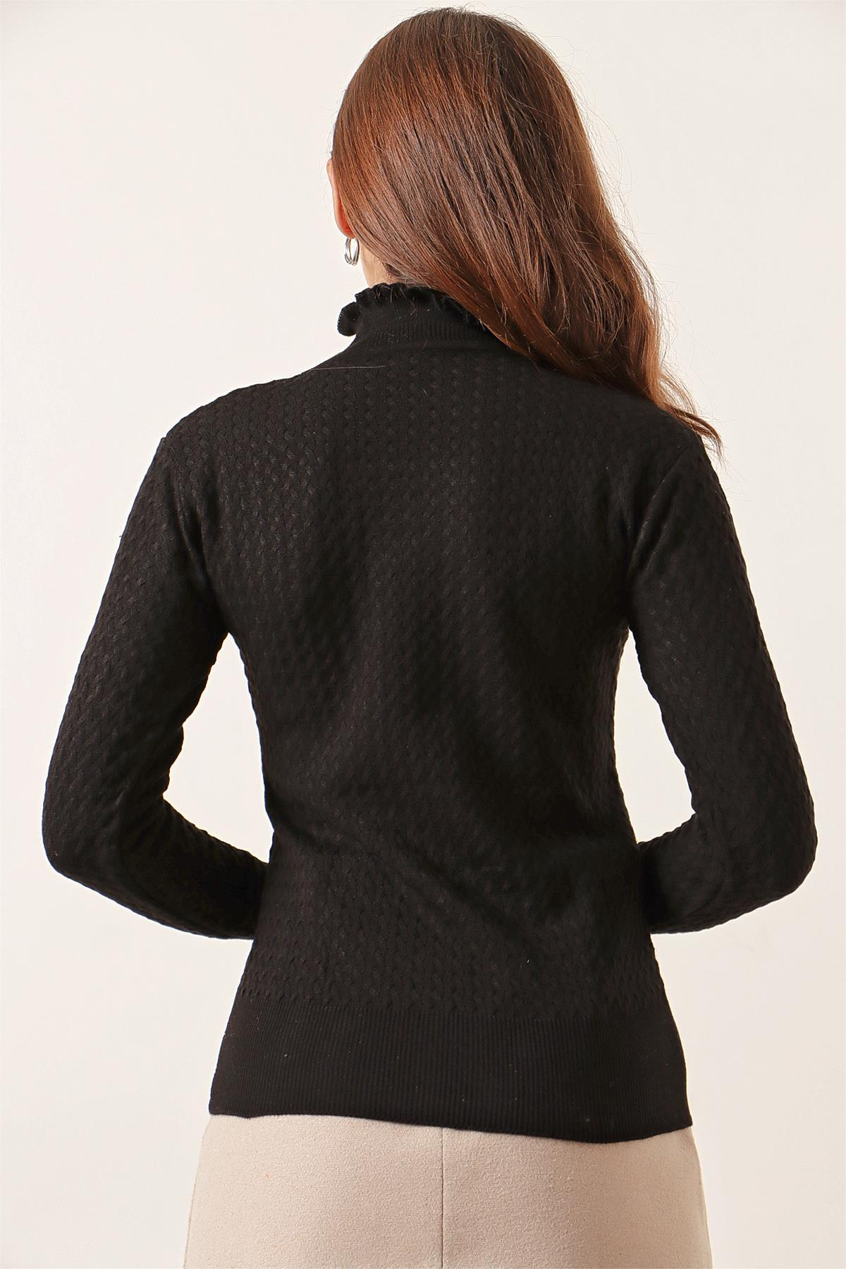 S-23K2060006Braided Hair Model Sweater with Buttoned Sleeves Black