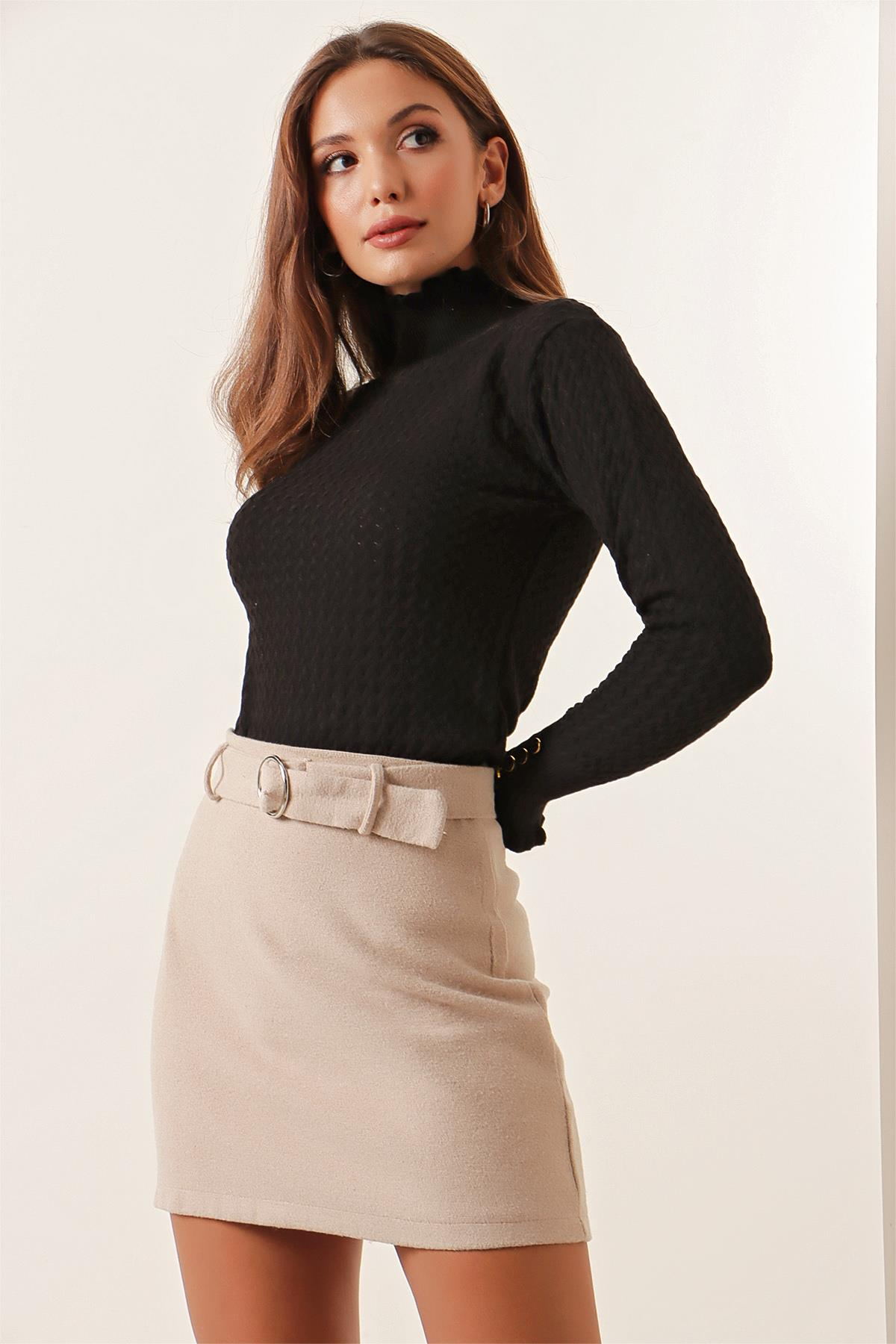 S-23K2060006Braided Hair Model Sweater with Buttoned Sleeves Black