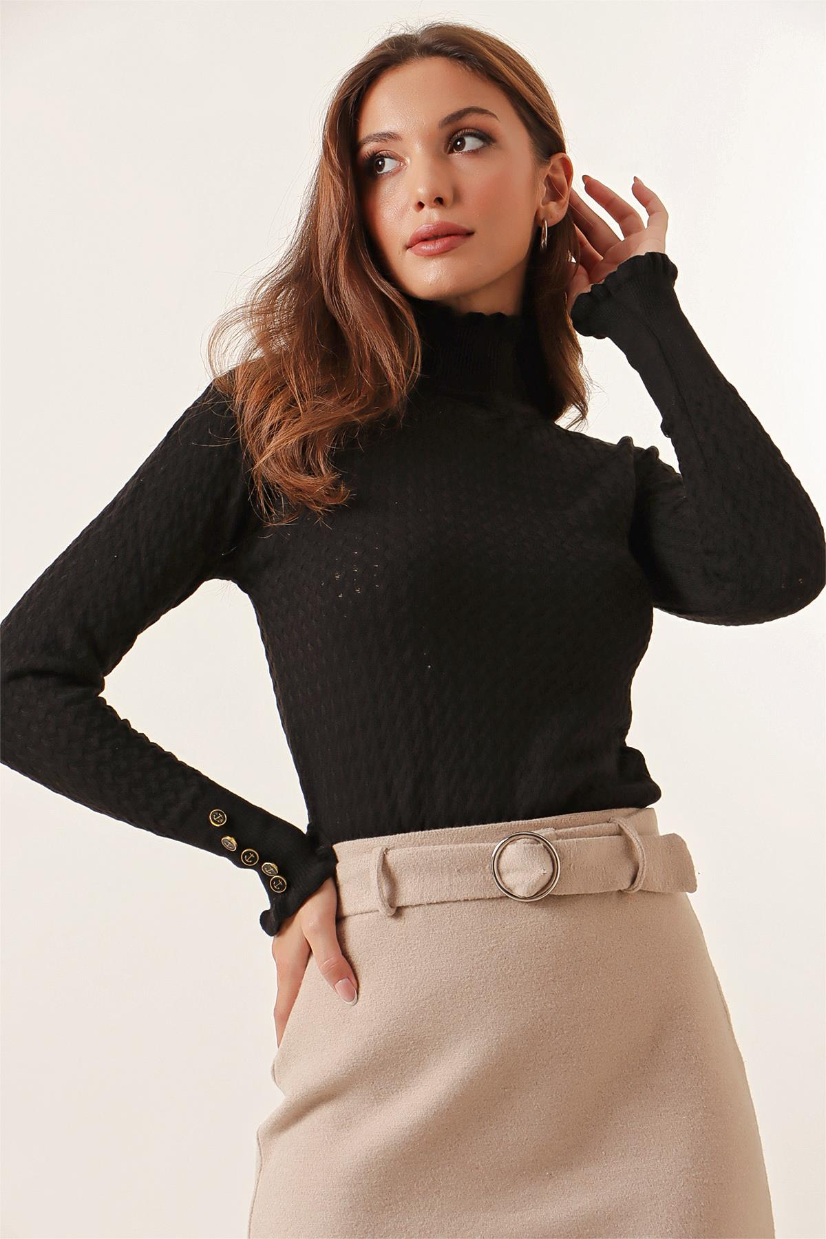 S-23K2060006Braided Hair Model Sweater with Buttoned Sleeves Black