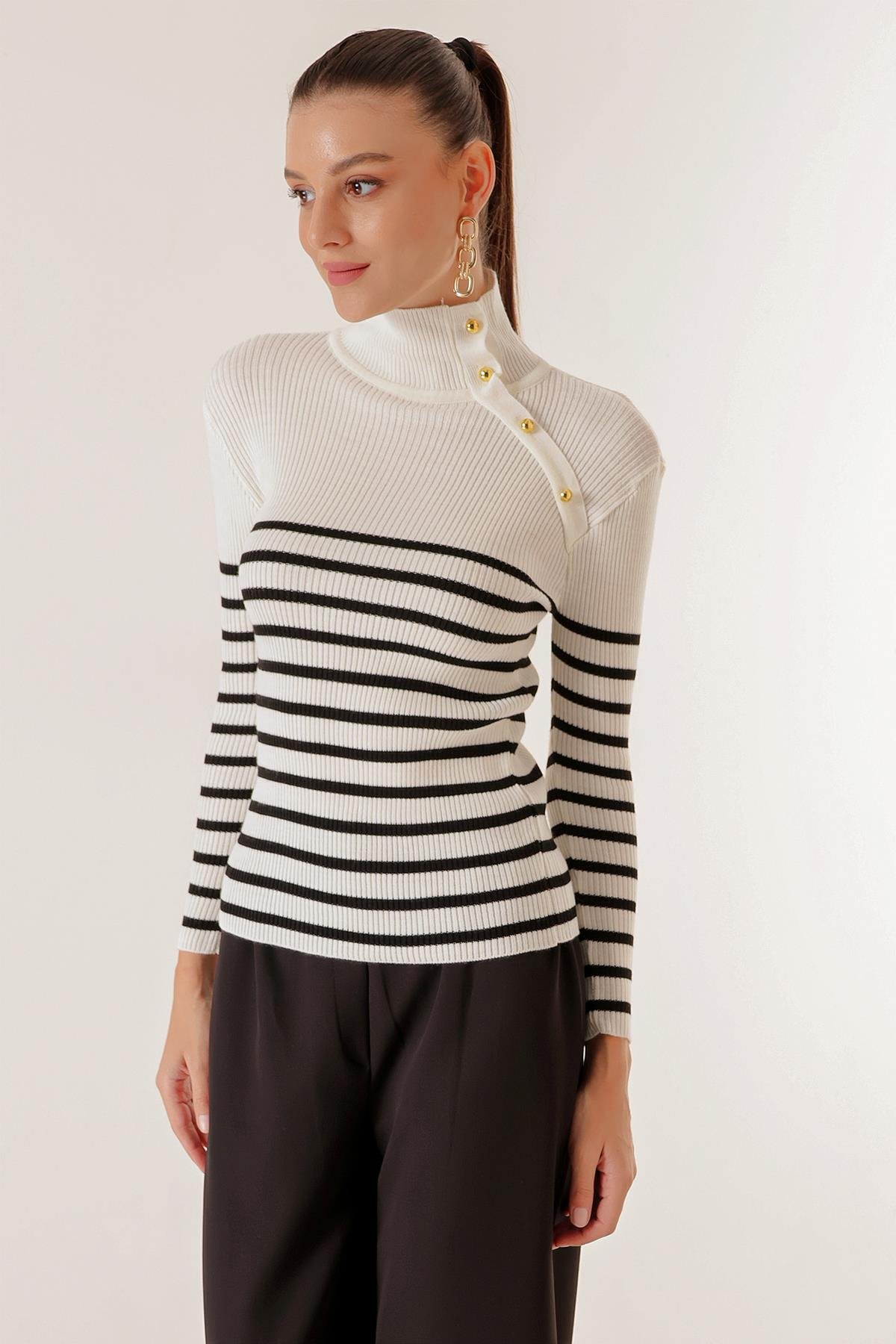 S-23K2060063Decorative Buttoned Shoulder Striped Blazer With Turtleneck Sweater