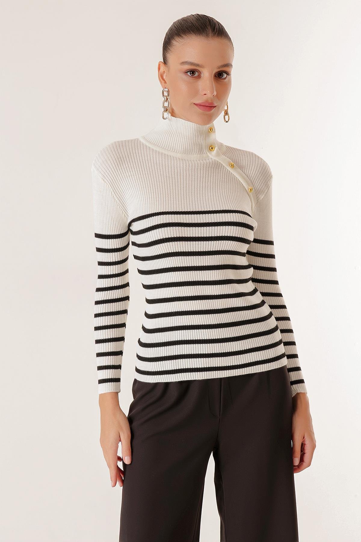 S-23K2060063Decorative Buttoned Shoulder Striped Blazer With Turtleneck Sweater