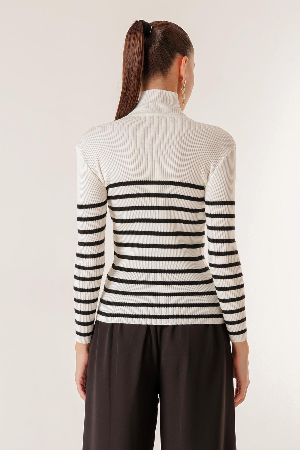 S-23K2060063Decorative Buttoned Shoulder Striped Blazer With Turtleneck Sweater