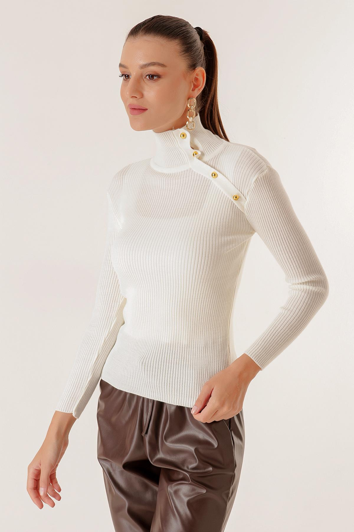 S-23K2060064Decorative Buttoned Shoulder Turtleneck Sweater