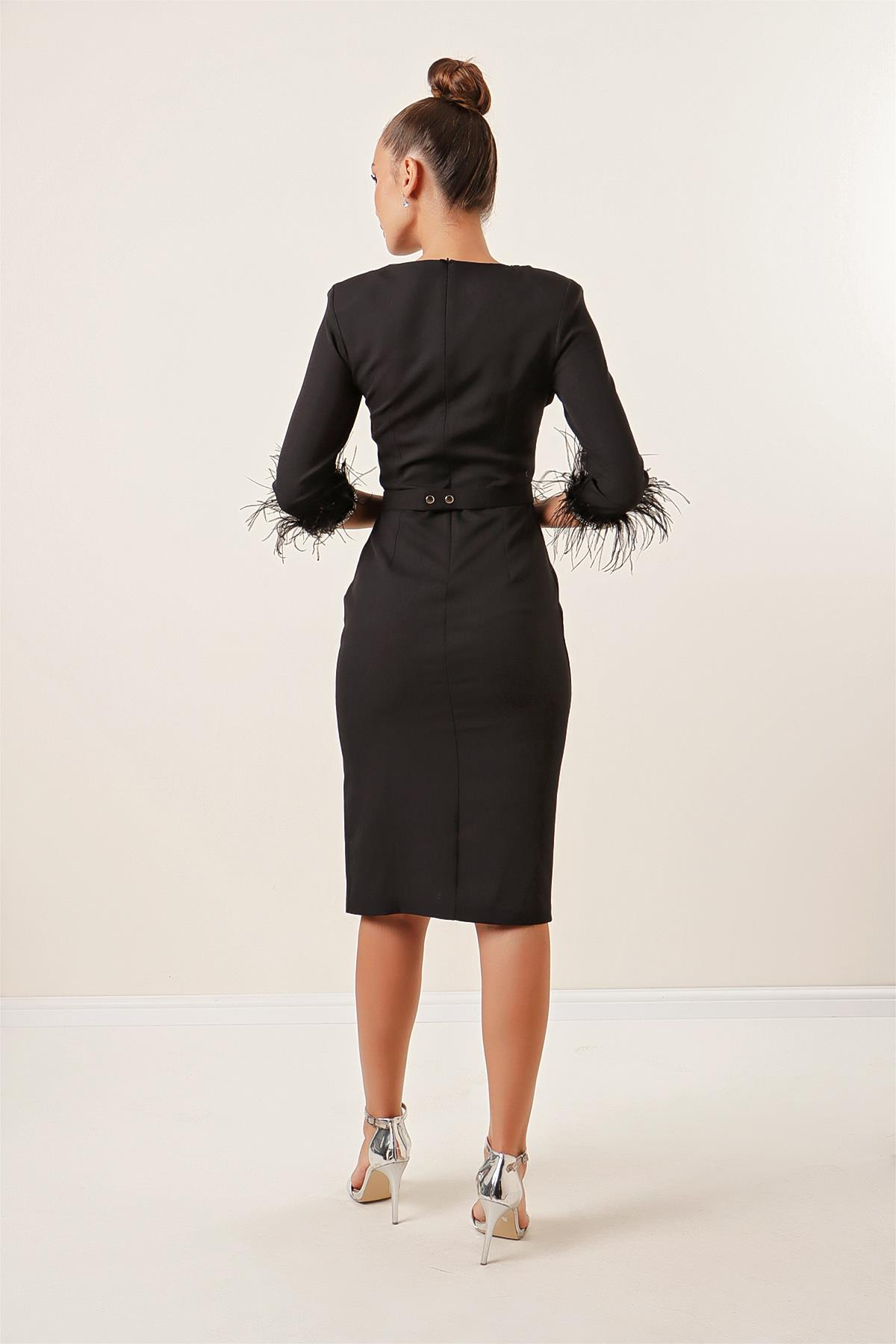 S-23K2580002Kolları Taşlı Tüy Detaylı Kemerli Elbise