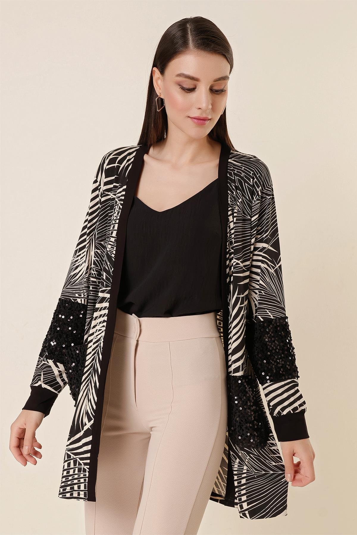 S-23K3160005Leaf Patterned Cardigan with Ruched details and Pockets, made of lycra