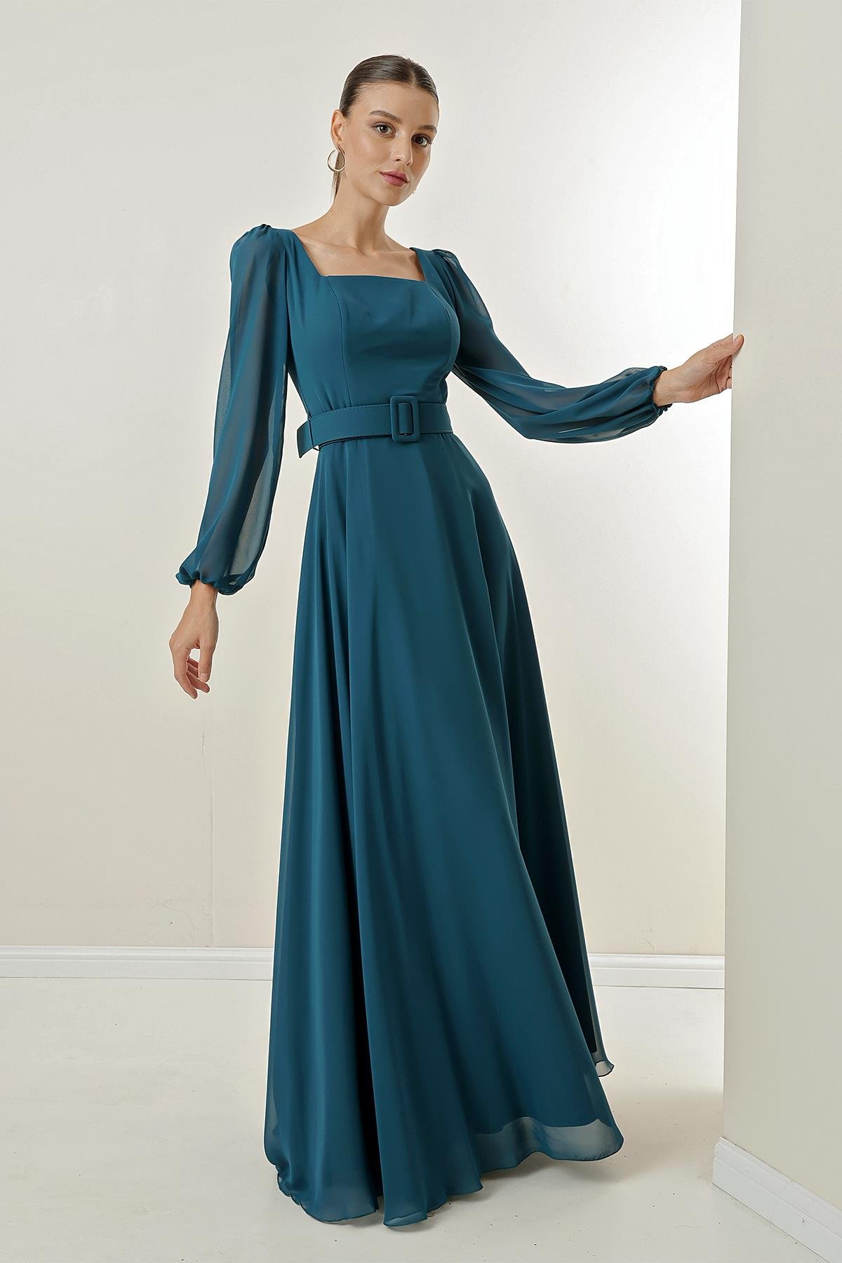 S-23K3630001Kare Yaka Beli Kemerli Astarlı Şifon Uzun Abiye