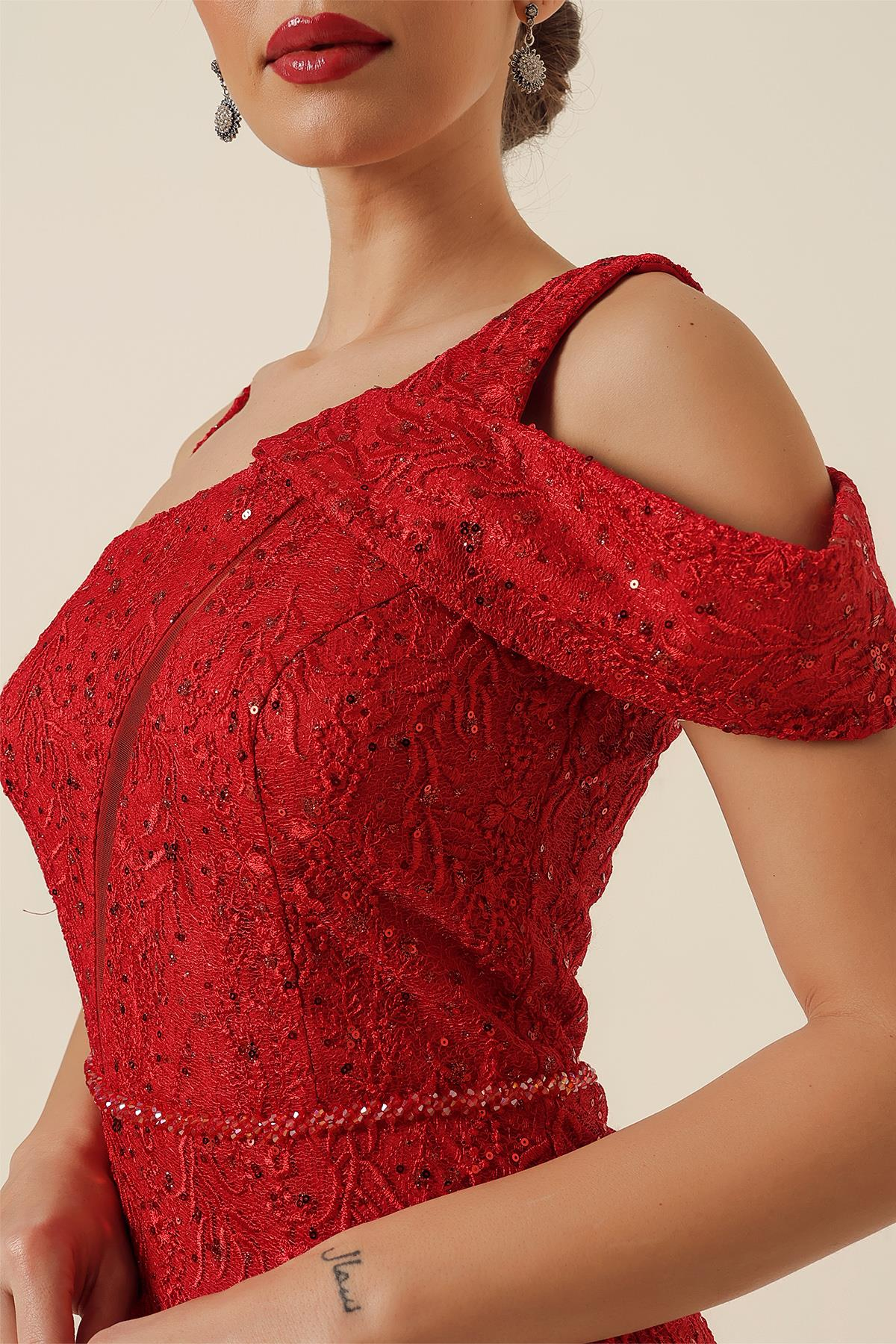 S-23K3800001Tek Taraf İp Askılı Beli Boncuklu Astarlı Pul İşlemeli Önü Yırtmaçlı Uzun Balık Elbise