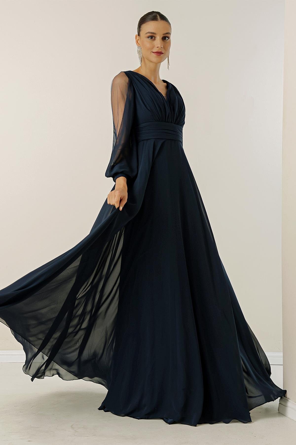 S-23K3800015Ön Arka V Yaka Önü Drapeli Kolları Tül Astarlı Geniş Beden Aralıklı Uzun Şifon Elbise