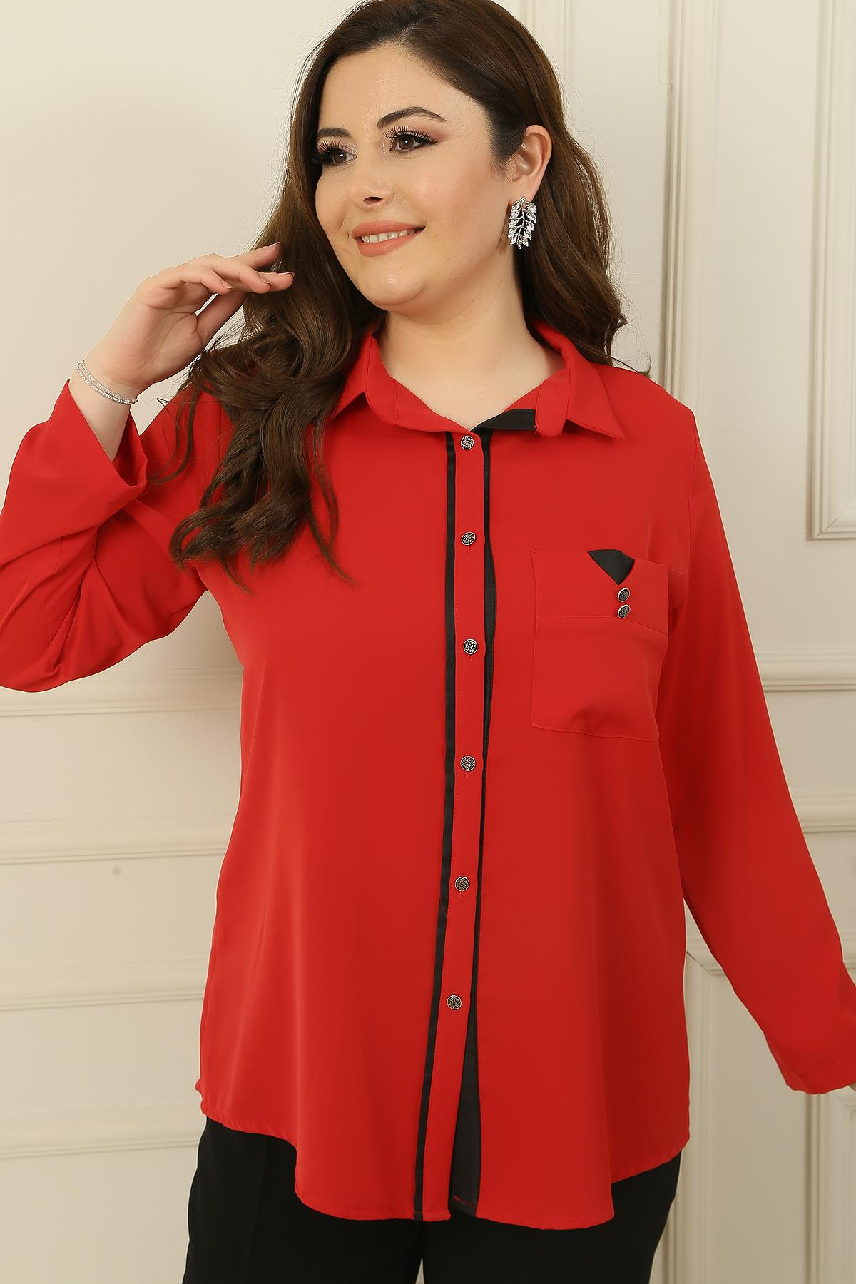 S-23K4040032Önü Metal Düğmeli Tek Cepli Truvakar Kol Deri Detaylı Büyük Beden Gömlek
