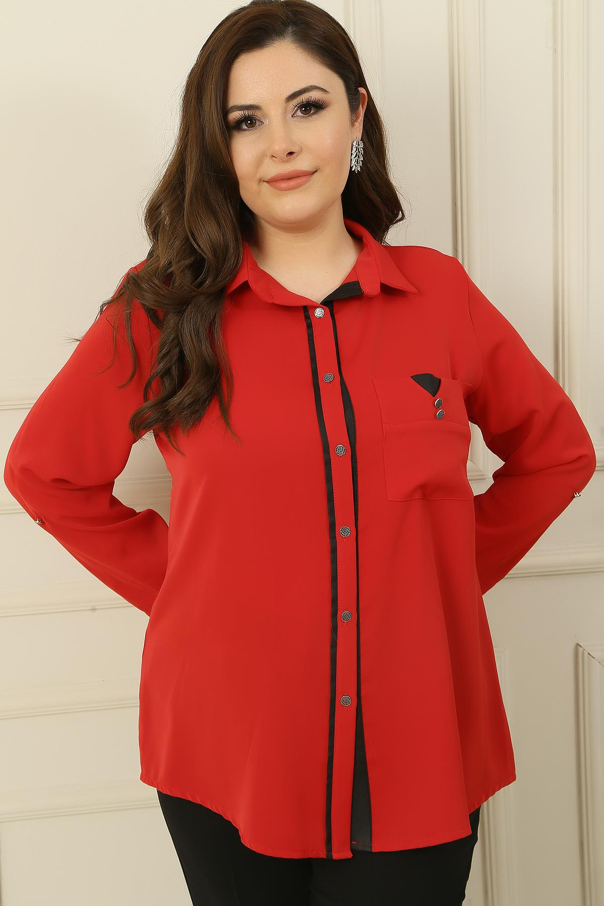 S-23K4040032Önü Metal Düğmeli Tek Cepli Truvakar Kol Deri Detaylı Büyük Beden Gömlek