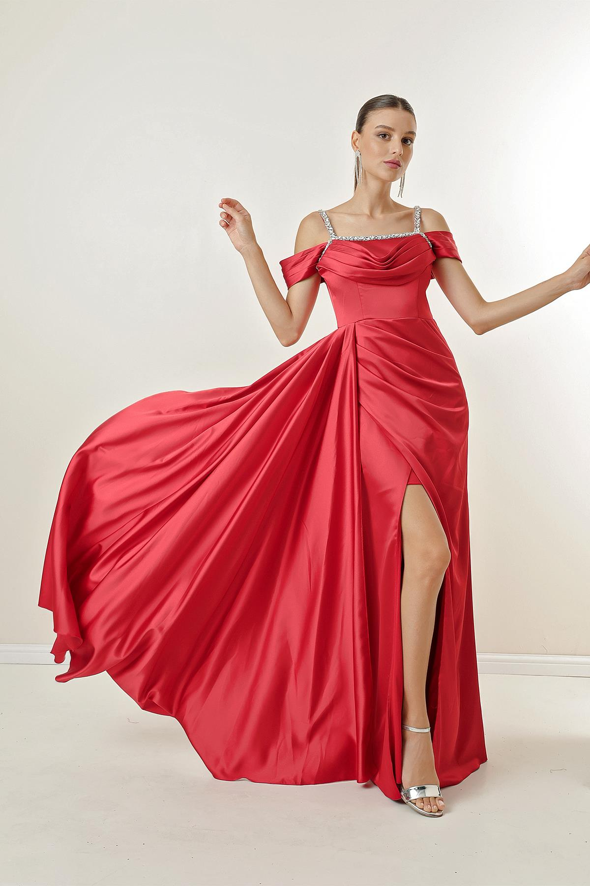 S-23K4120017Taş Detaylı İnce Askılı Düşük Kol Astarlı Uzun Saten Elbise