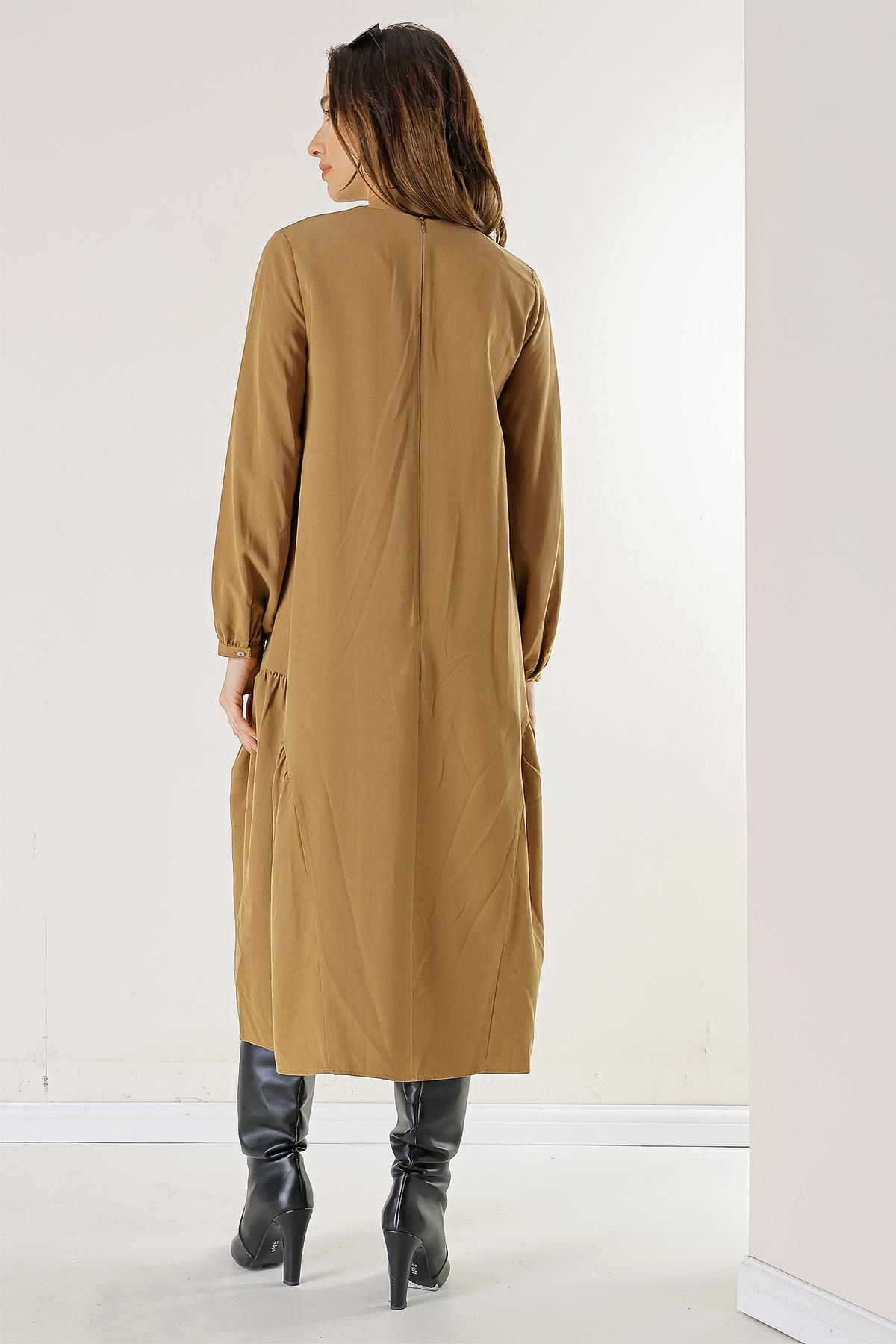 S-23K4220002Kolu Düğmeli Cepli Fırfırlı Liyocel Elbise