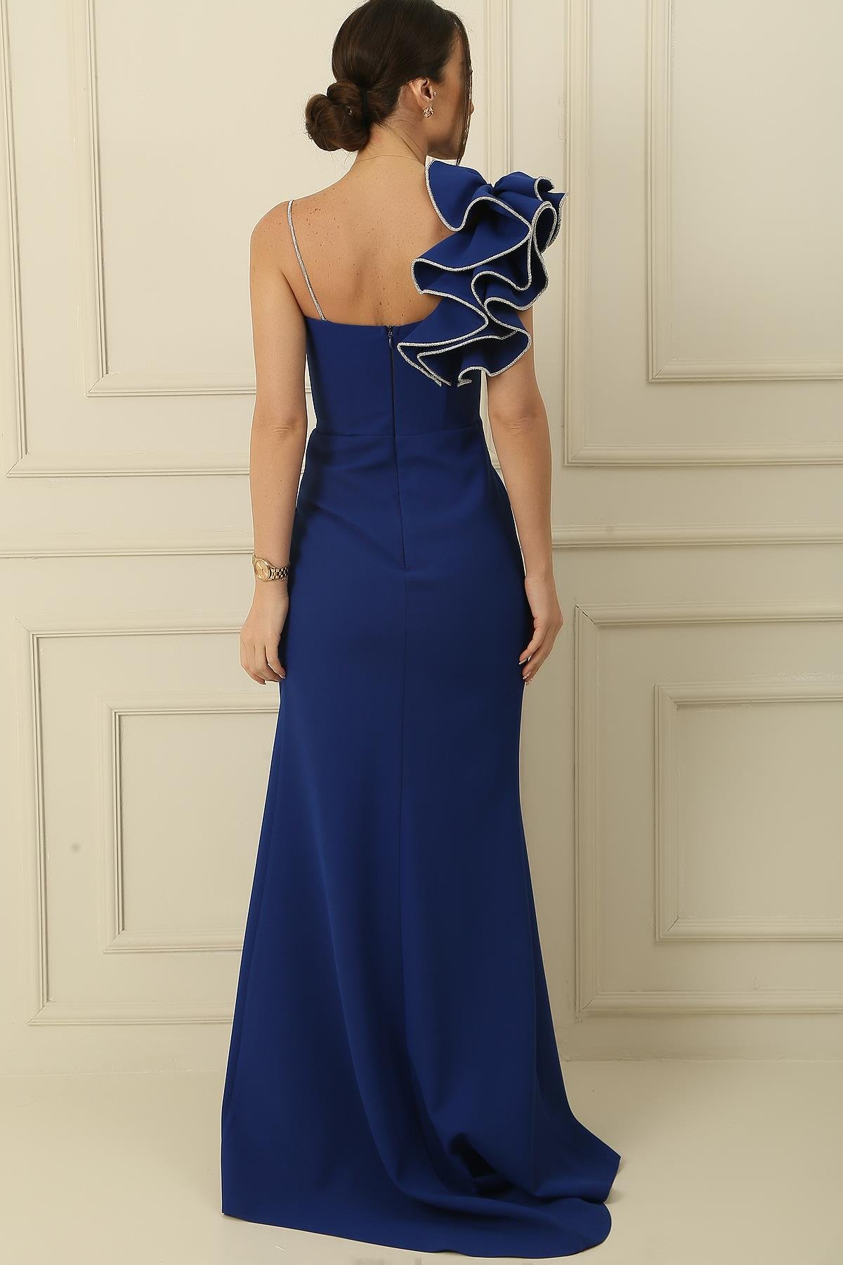 S-24K0230006Tek Omuz Volanlı Astarlı Şerit Taşlı Uzun Krep Elbise