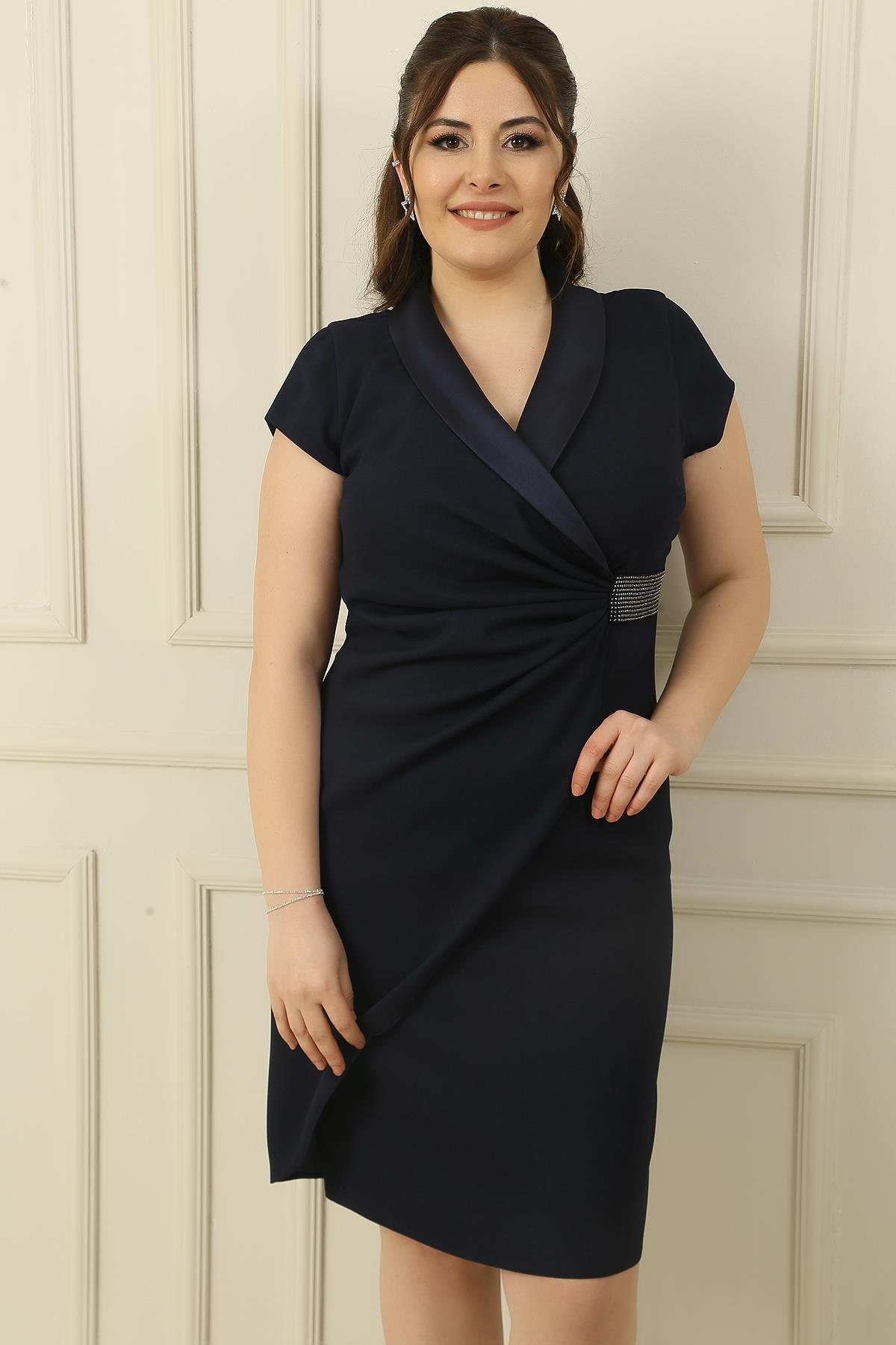 S-24K0230010Tırnak Kol Beli Taşlı Astarlı Büyük Beden Krep Elbise