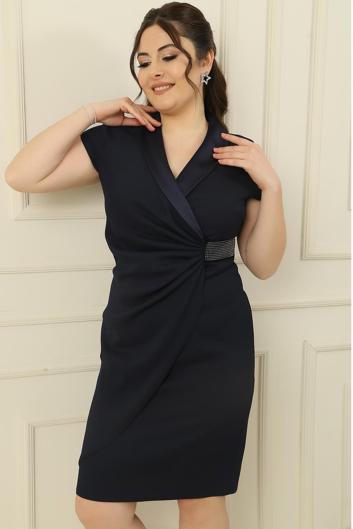 S-24K0230010Tırnak Kol Beli Taşlı Astarlı Büyük Beden Krep Elbise