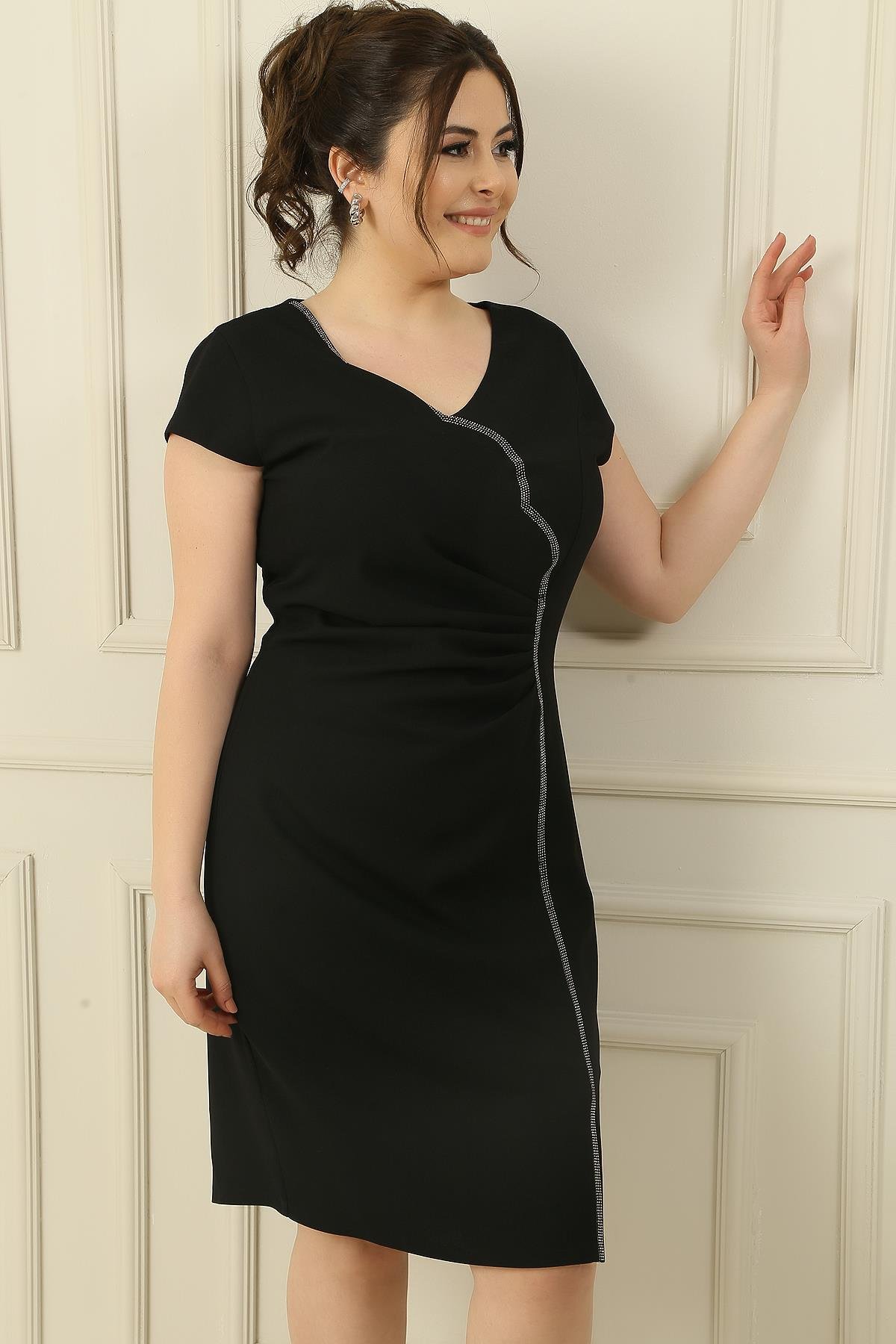 S-24K0230011Kadın Tırnak Kol Önü Taş Şeritli Astarlı Önü Büzgülü Büyük Beden Krep Elbise