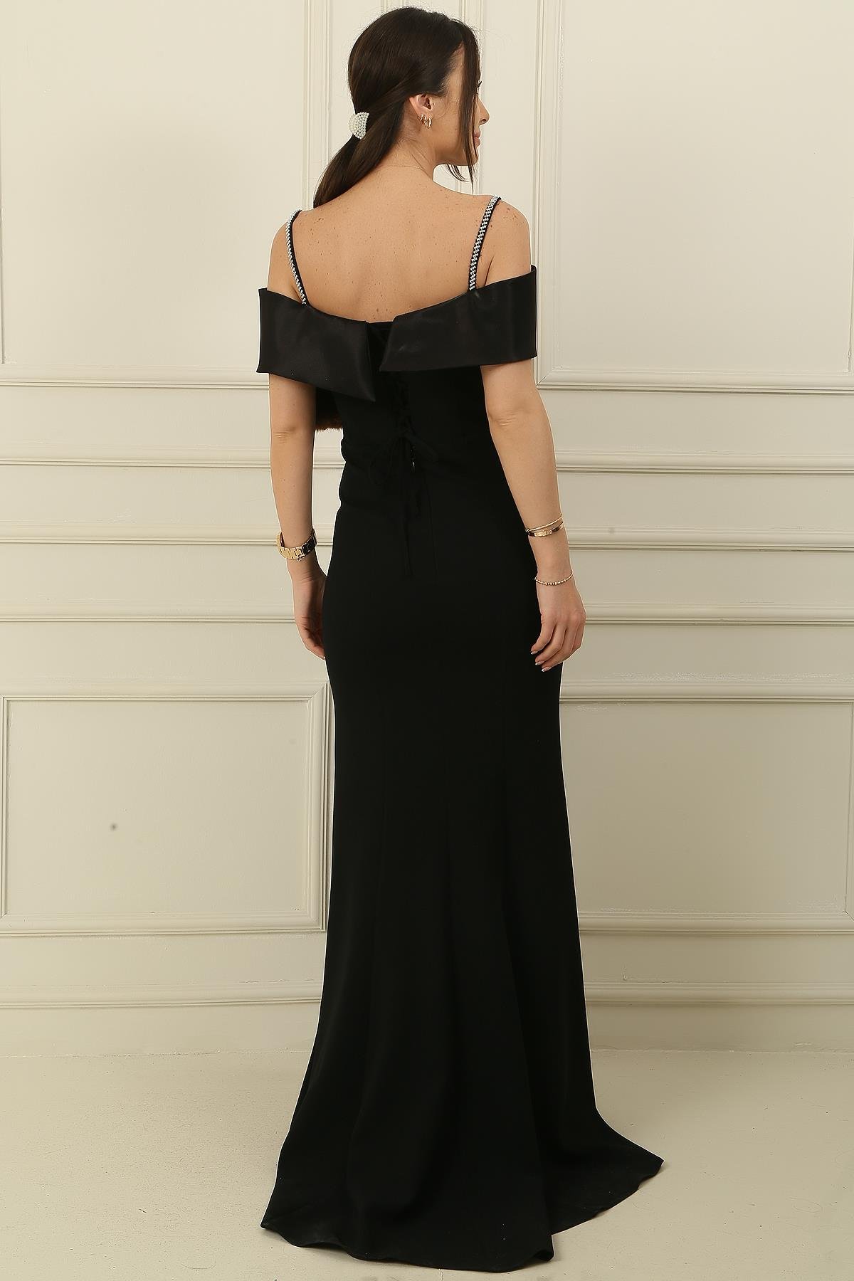 S-24K0230014İnce Boncuk Askılı Yakası Saten Çapraz Astarlı Yırtmaçlı Krep Uzun Elbise