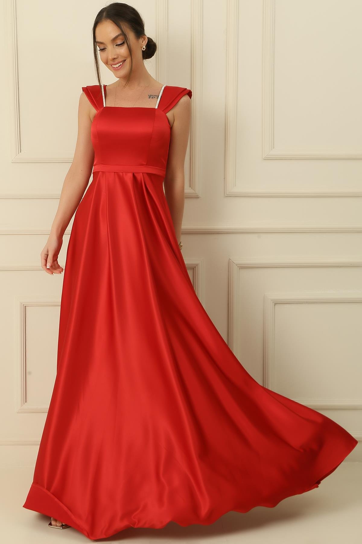 S-24K1210001Askılı Taş Detaylı Kare Yaka Astarlı Uzun Saten Elbise