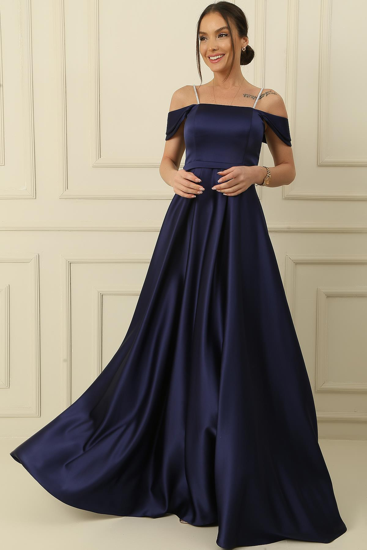 S-24K1210001Askılı Taş Detaylı Kare Yaka Astarlı Uzun Saten Elbise