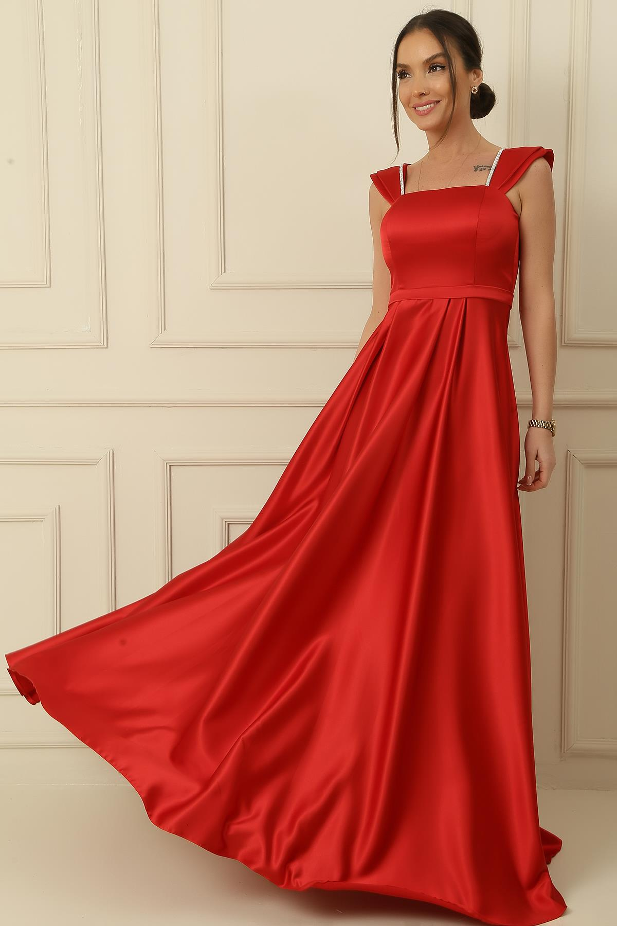 S-24K1210001Askılı Taş Detaylı Kare Yaka Astarlı Uzun Saten Elbise