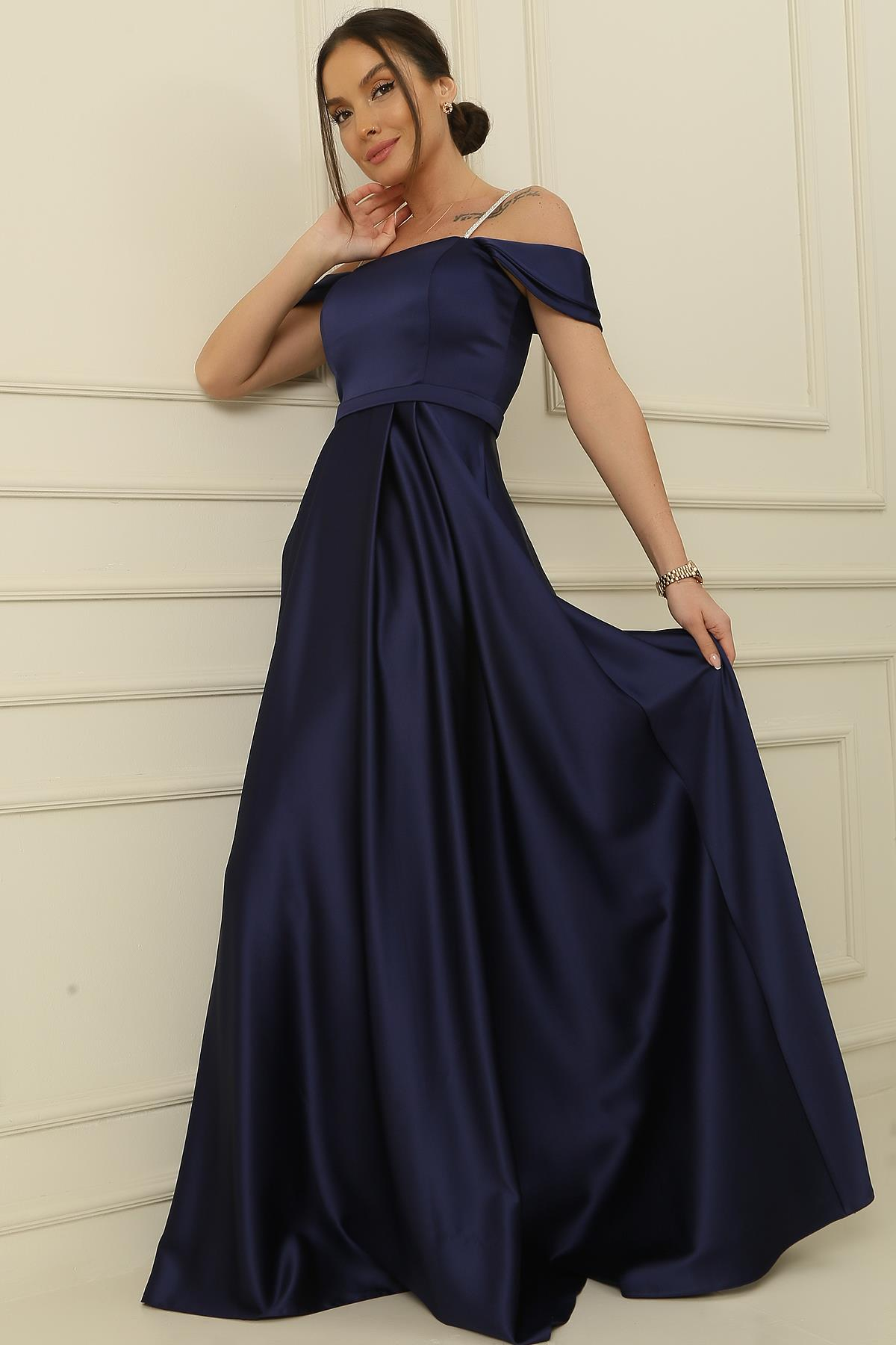 S-24K1210001Askılı Taş Detaylı Kare Yaka Astarlı Uzun Saten Elbise