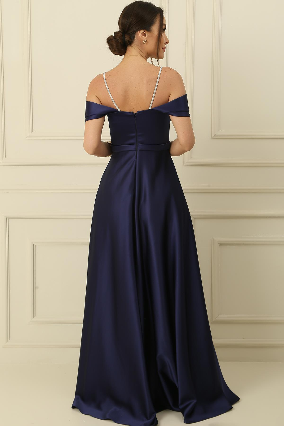 S-24K1210001Askılı Taş Detaylı Kare Yaka Astarlı Uzun Saten Elbise