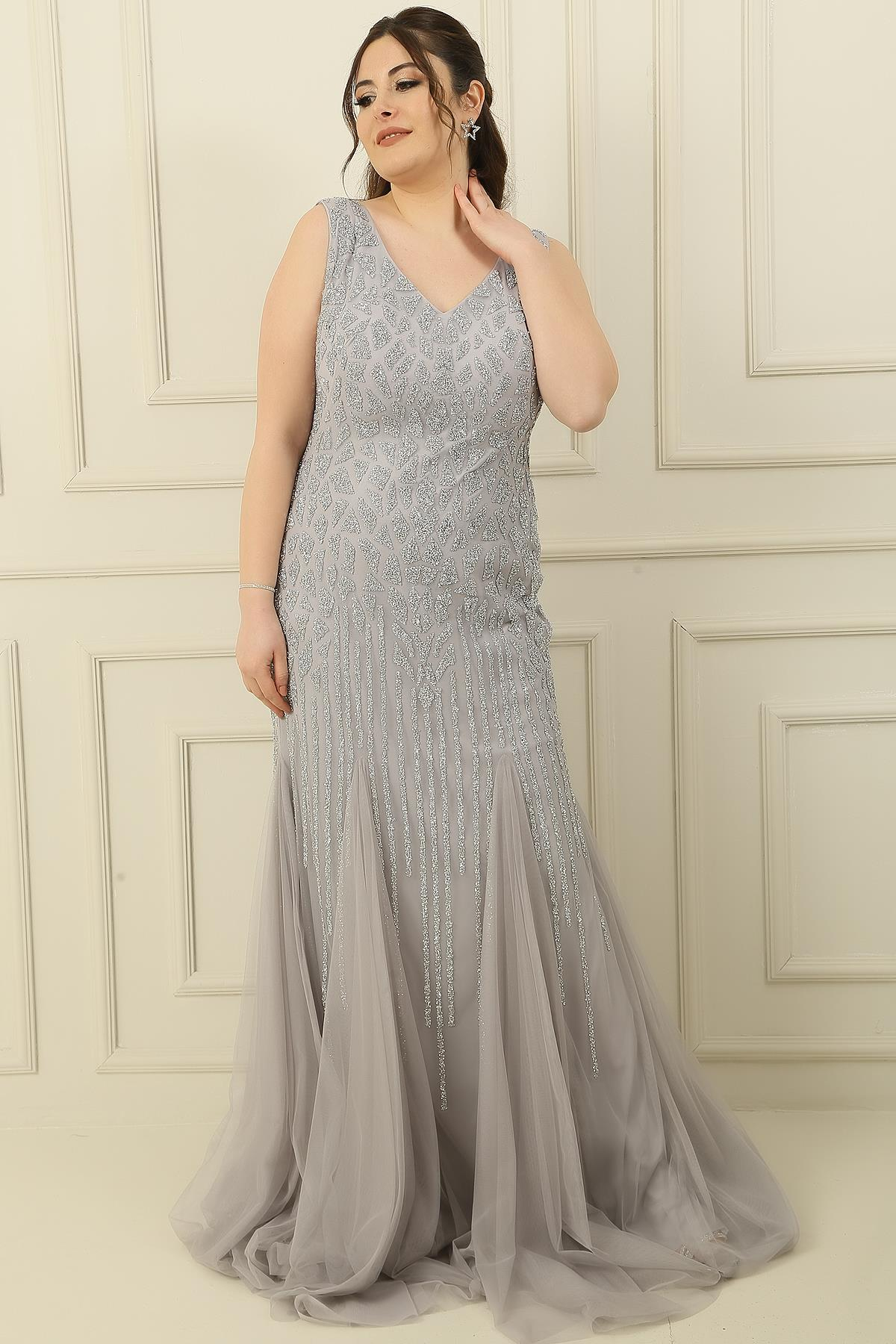 S-24K4240001Ön Arka V Yaka Taş İşlemeli Sırt Bağlamalı Astarlı Büyük Beden Uzun Elbise