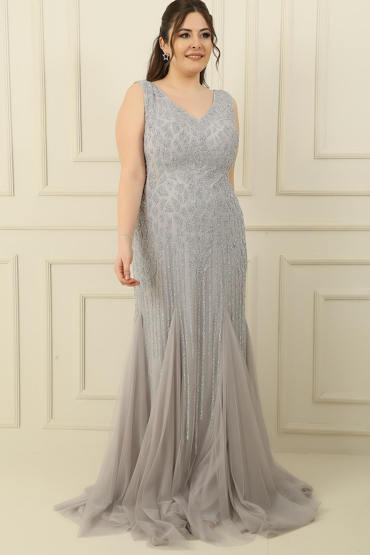 S-24K4240001Ön Arka V Yaka Taş İşlemeli Sırt Bağlamalı Astarlı Büyük Beden Uzun Elbise