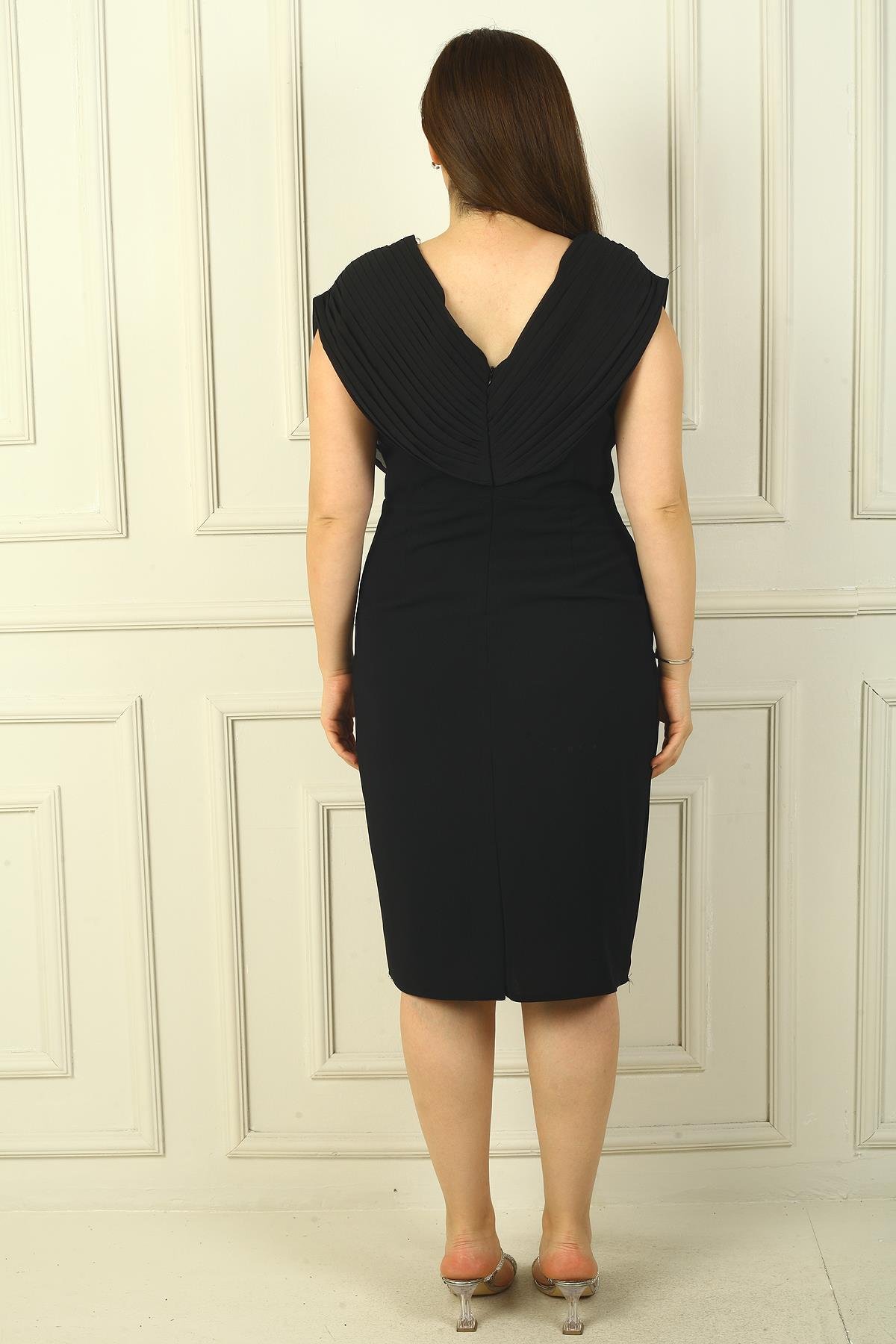 S-24Y0130005Kadın Ön Ve Arka V Yaka Tek Ucu Taşlı Çapraz Pliseli B.B. Elbise