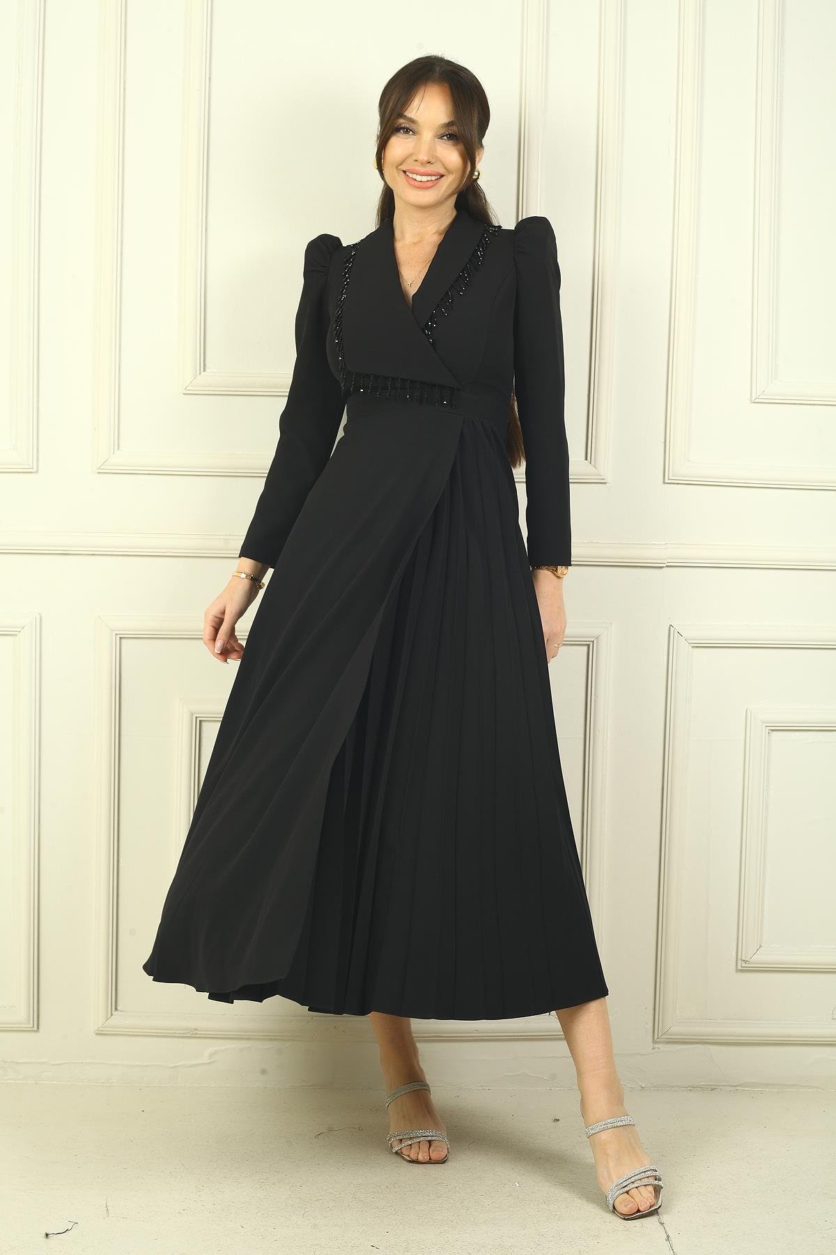 S-24Y0190011Kadın Boncuk Detaylı Kruvaze Yaka Pileli Kapaklı Geniş Beden Aralıklı Uzun Elbise