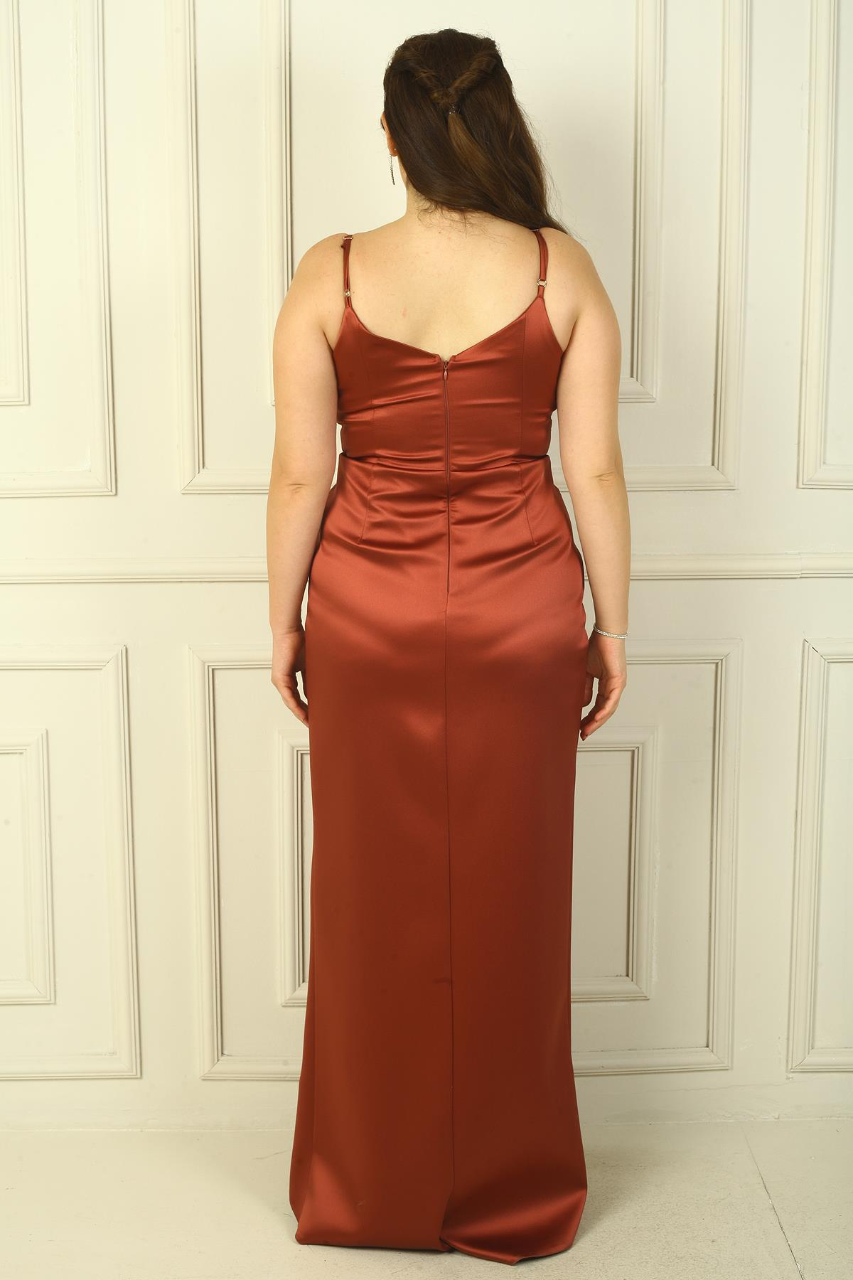 S-24Y0230031İp Askılı Kruvaze Yaka Beli Pileli astarlı Saten Uzun Abiye Elbise