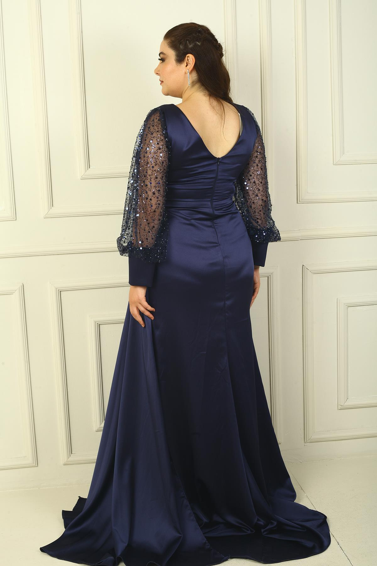 S-24Y0230032Göğsü Ve Yakası Boncuk İşlemeli Astarlı Büyük Beden Uzun Saten Abiye Elbise