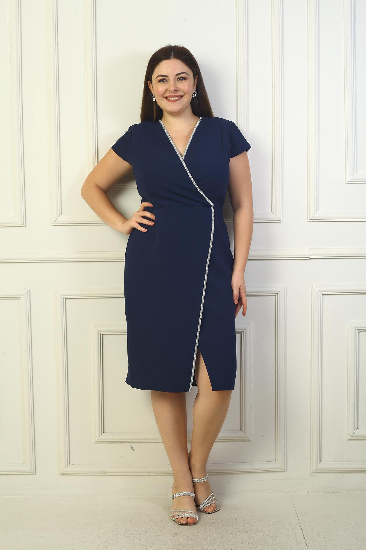 S-24Y0230040Kadın Kruvaze Yaka Yarım Ay Kollu Taş Detaylı Önü Yırtmaçlı B.B. Elbise