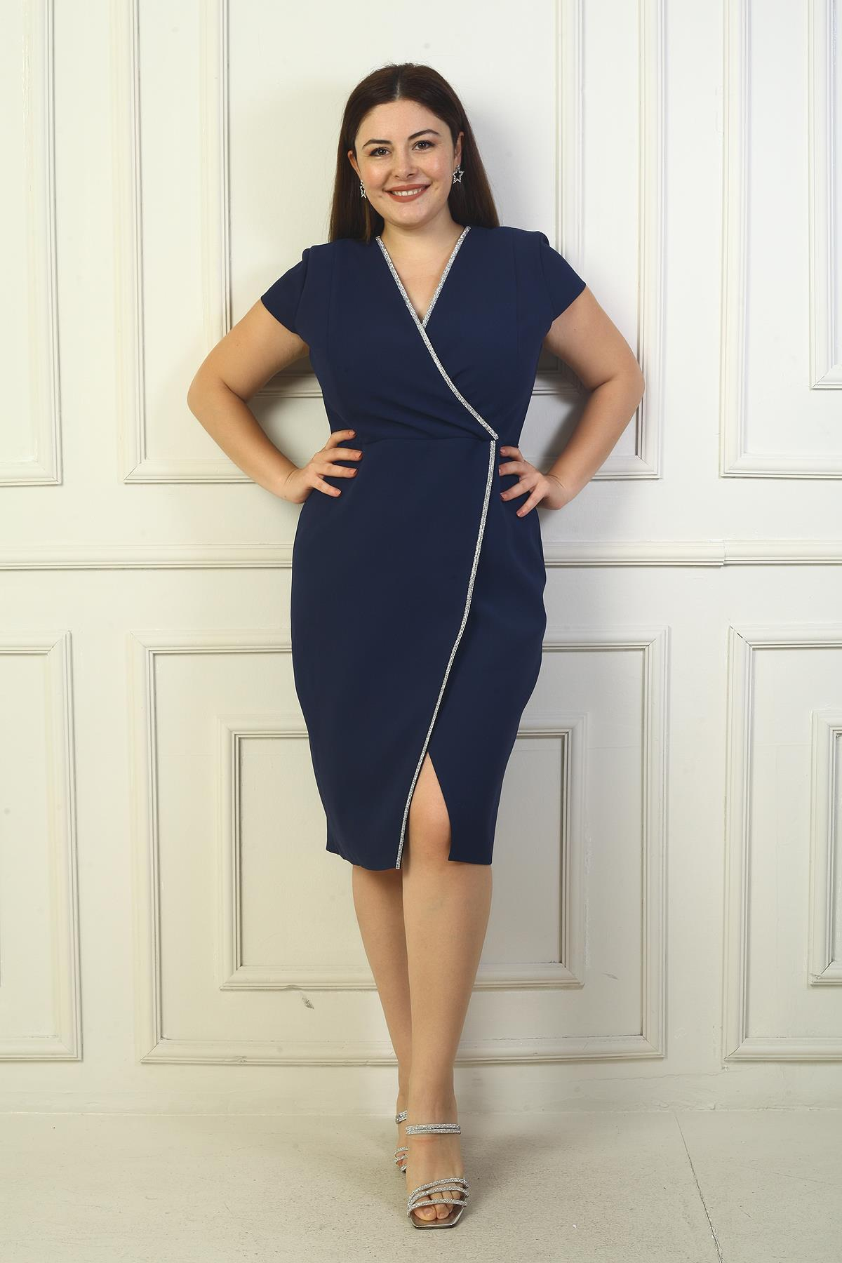 S-24Y0230040Kadın Kruvaze Yaka Yarım Ay Kollu Taş Detaylı Önü Yırtmaçlı B.B. Elbise