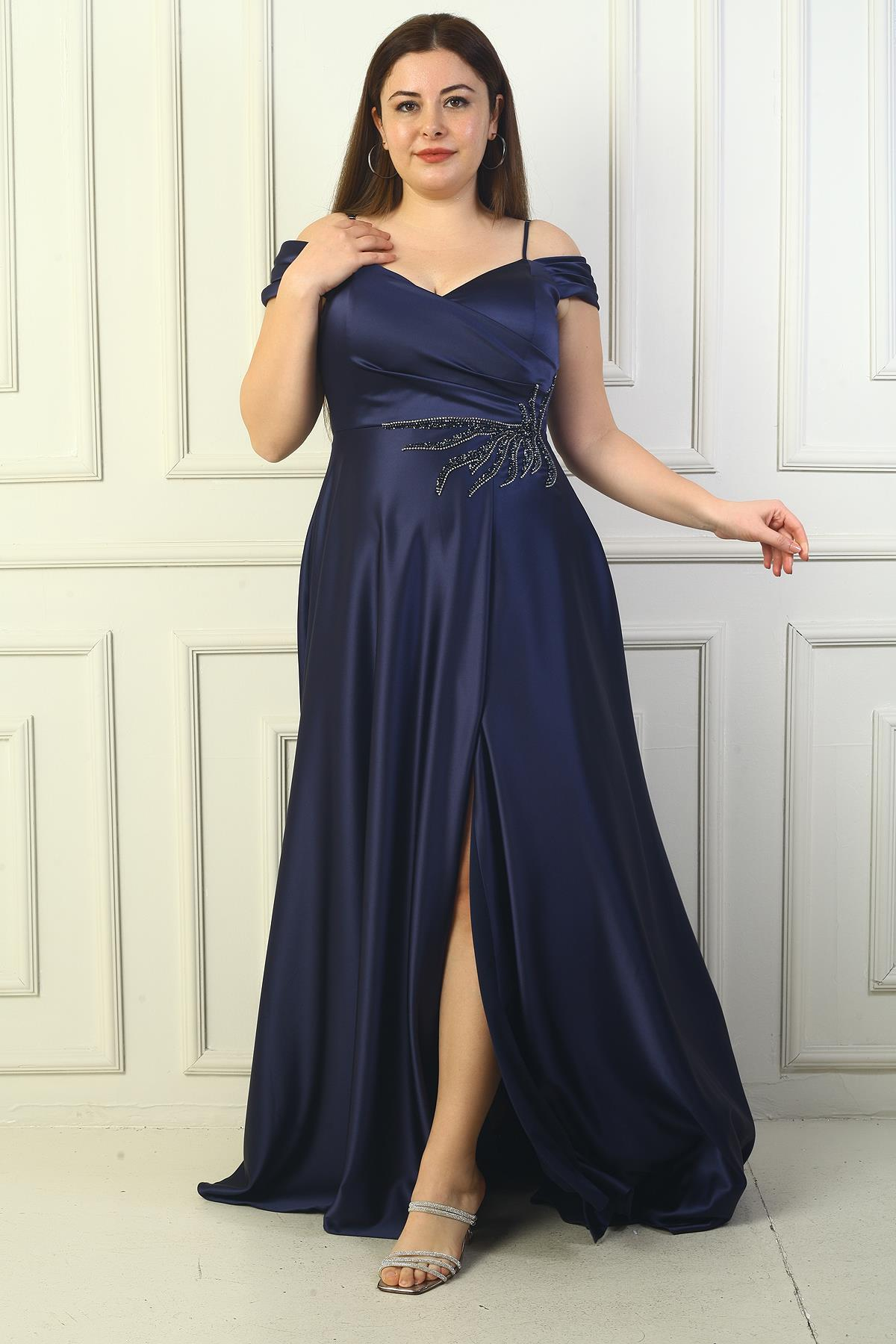 S-24Y0230045Kadın Ön Arka V Yaka İp Askılı Düşük Kol Taş İşlemeli Astarlı Büyük Beden Uzun Saten Abiye Elbise