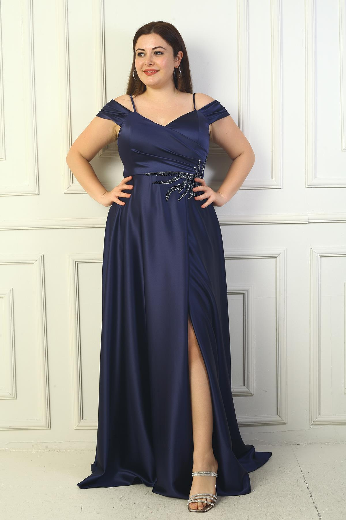 S-24Y0230045Kadın Ön Arka V Yaka İp Askılı Düşük Kol Taş İşlemeli Astarlı Büyük Beden Uzun Saten Abiye Elbise