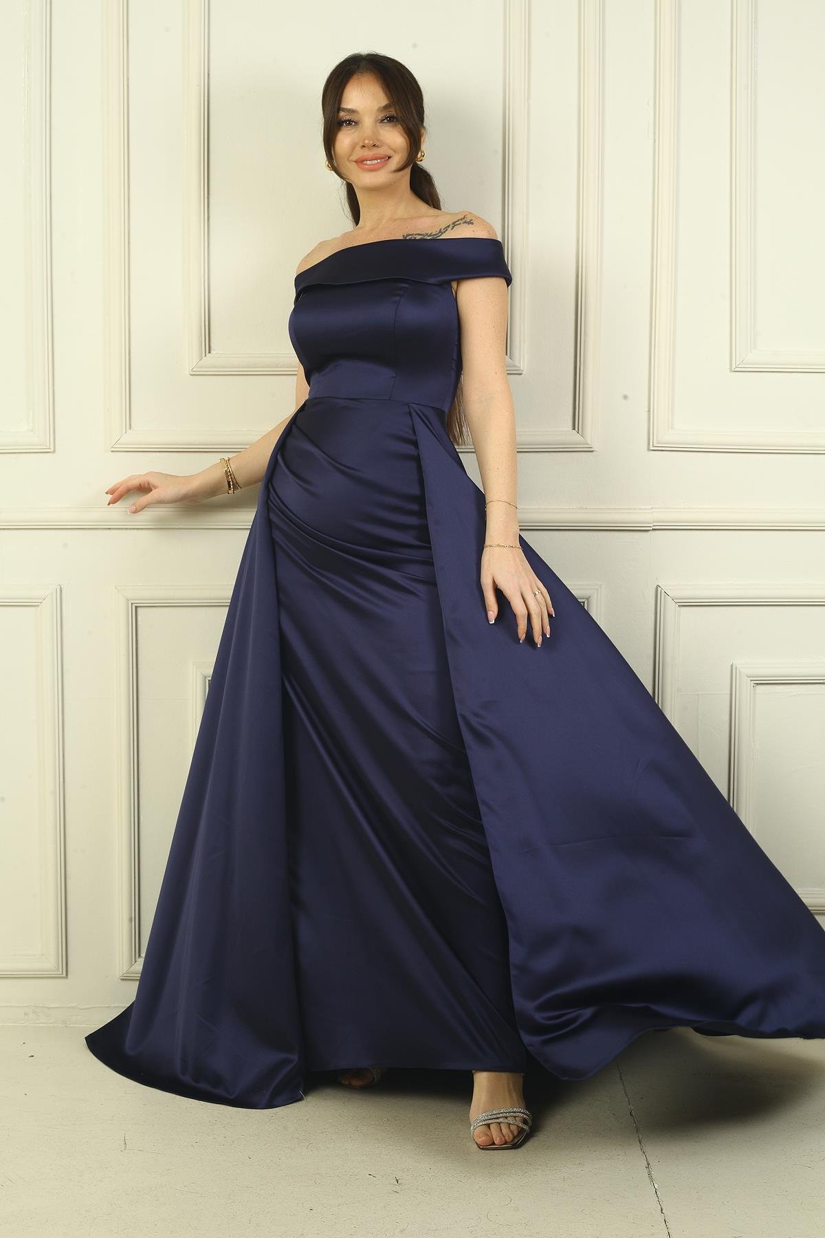 S-24Y0230052Kadın Madonna Yaka Önü Büzgülü Astarlı Pelerinli Saten Uzun Elbise