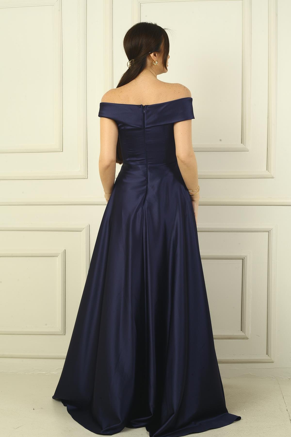 S-24Y0230052Kadın Madonna Yaka Önü Büzgülü Astarlı Pelerinli Saten Uzun Elbise